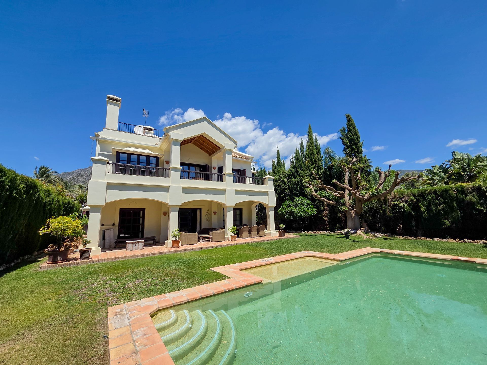 Casa de 5 Dormitorios en venta en Milla de Oro, Marbella