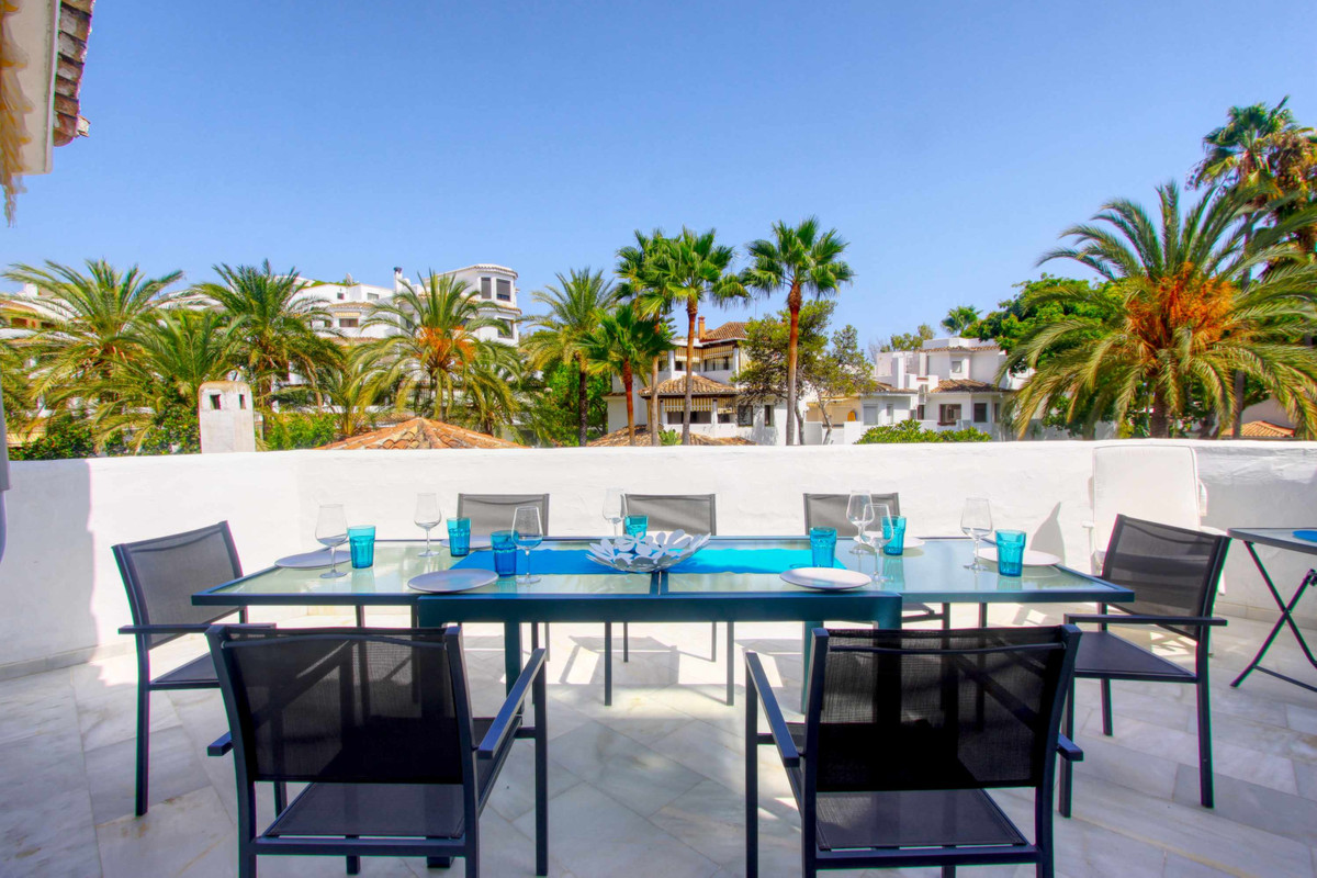 Piso de 2 Dormitorios en venta en Elviria, Marbella