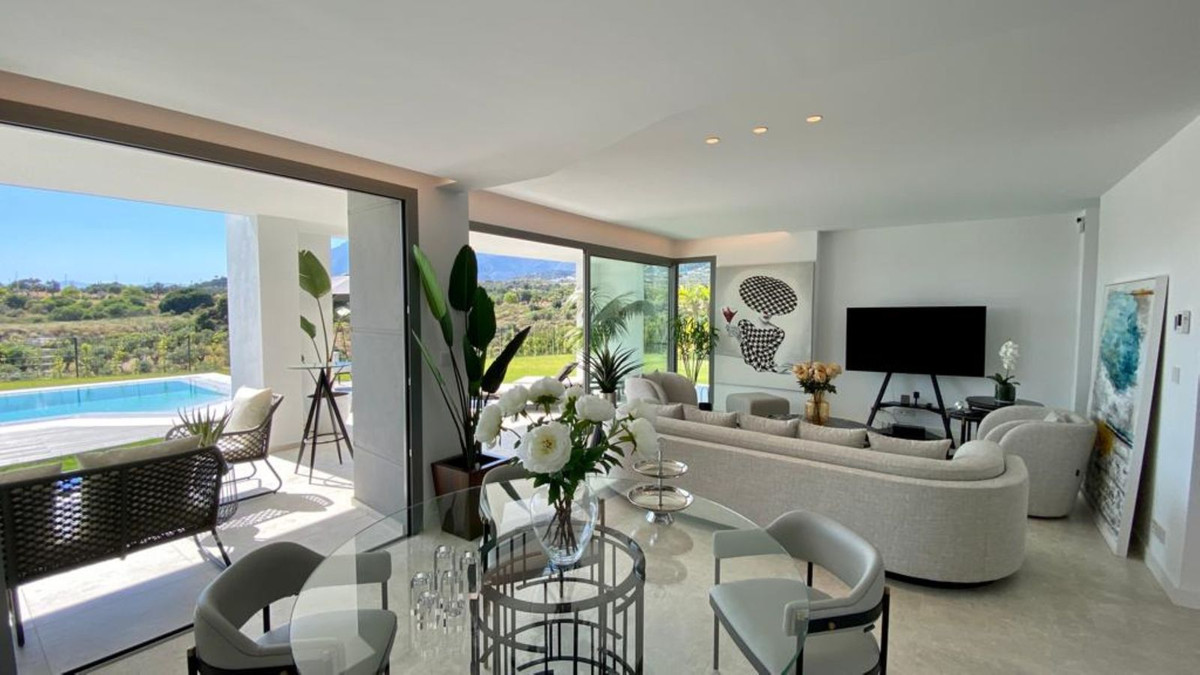 Casa de 4 Dormitorios y 3 Baños en venta en Los Monteros, Marbella