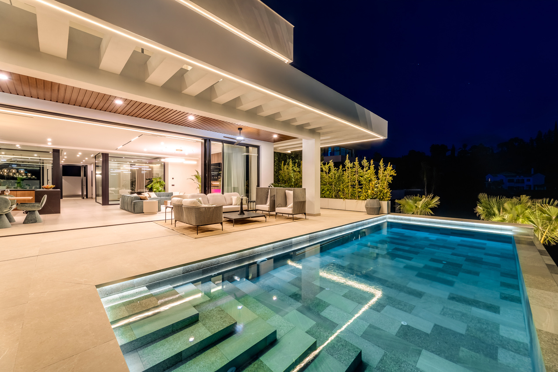 Casa de 6 Dormitorios y 7 Baños en venta en El Madroñal, Benahavís