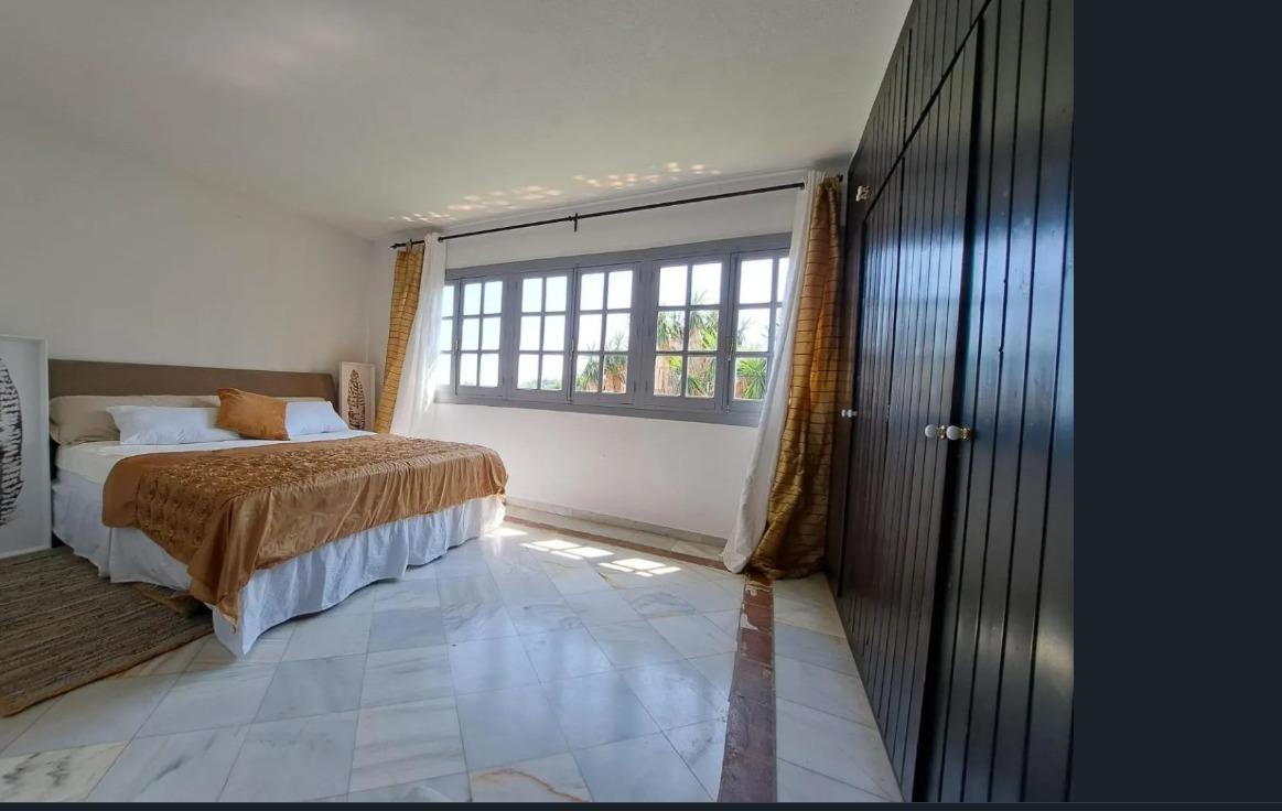 Casa de 5 Dormitorios y 4 Baños en alquiler en Nueva Milla de Oro, Estepona