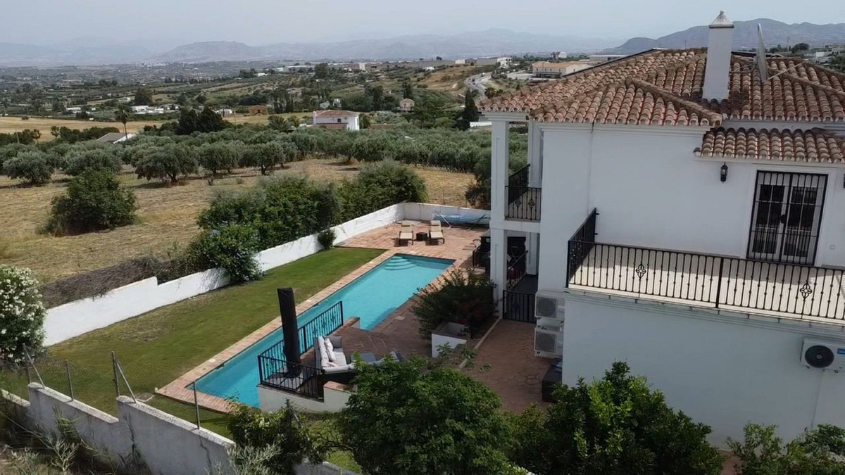 Casa de 4 Dormitorios y 4 Baños en venta en Alhaurin el Grande