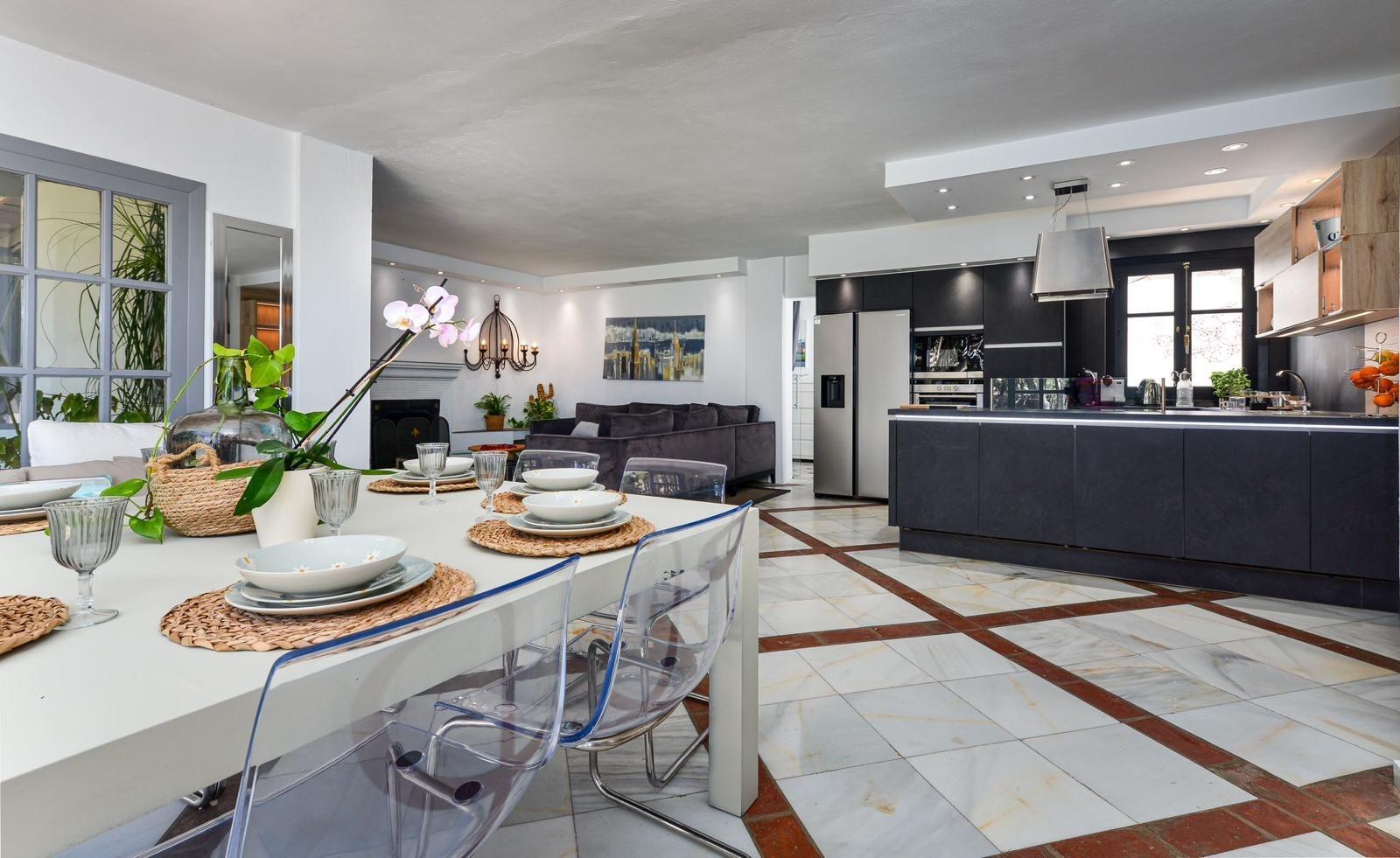 Casa de 5 Dormitorios y 4 Baños en alquiler en Nueva Milla de Oro, Estepona
