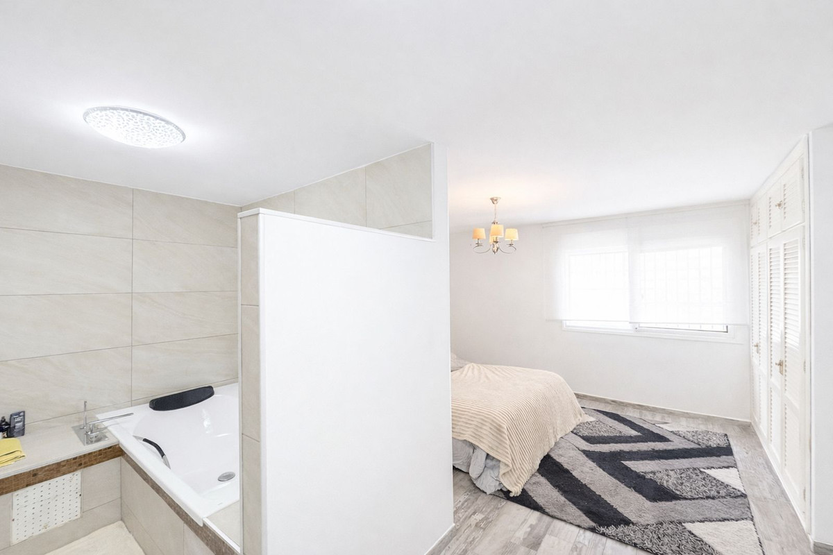 3 Slaapk., 3 Badk. - Rijwoning te koop in Estepona