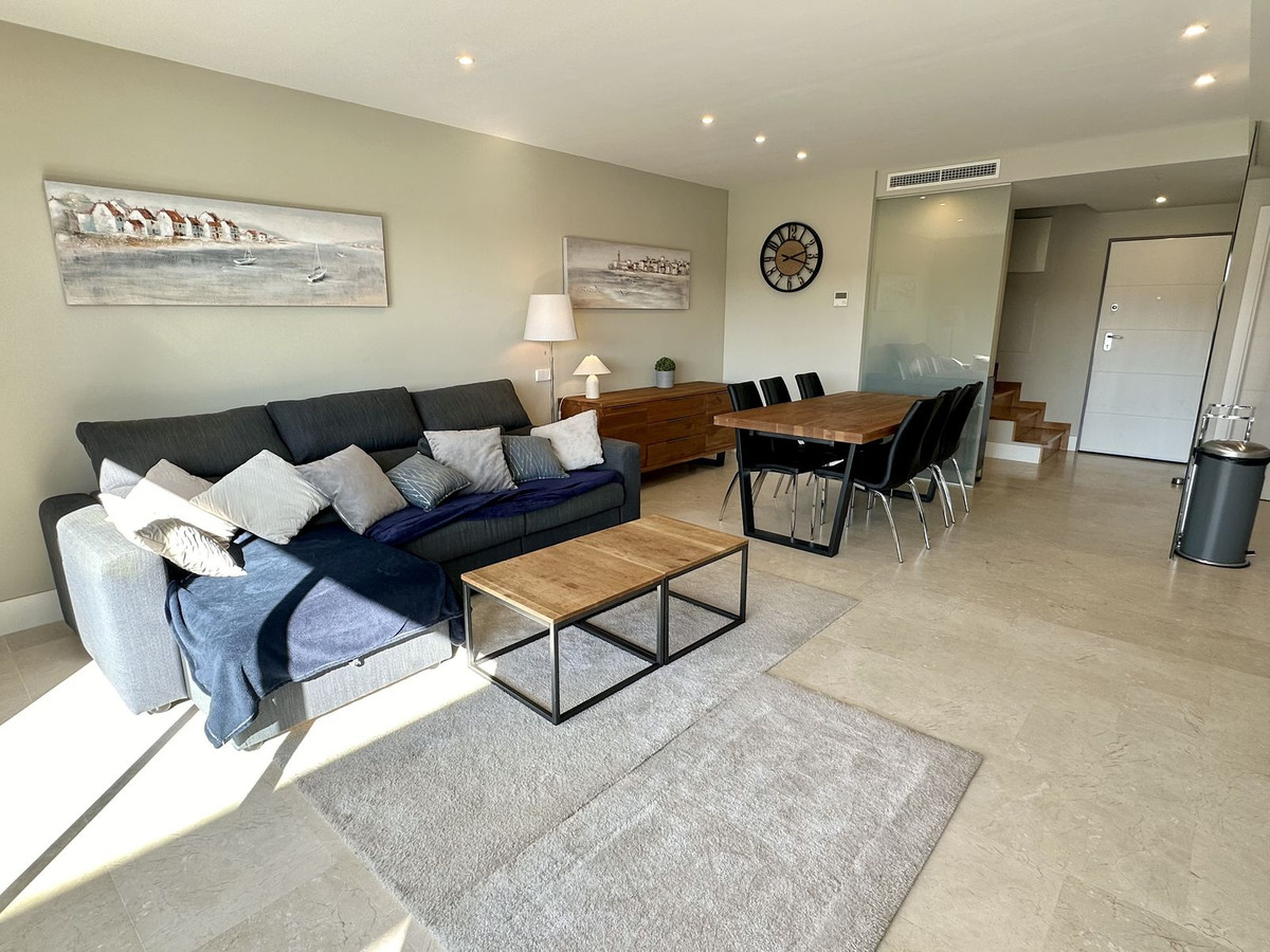 Ático de 2 Dormitorios y 2 Baños en alquiler en Nueva Milla de Oro, Estepona