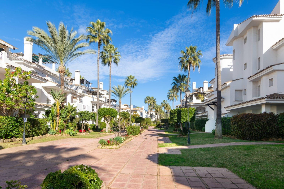 Casa Adosada de 3 Dormitorios en venta en Nueva Andalucía, Marbella