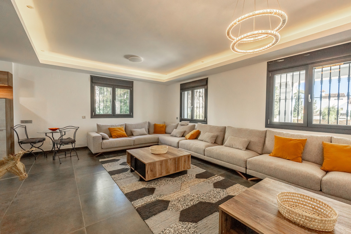 Casa de 6 Dormitorios y 6 Baños en alquiler en Nueva Andalucía, Marbella