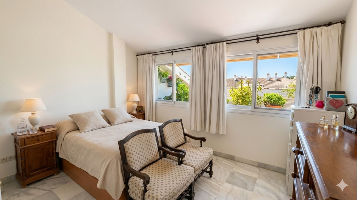 Piso de 4 Dormitorios en venta en Milla de Oro, Marbella