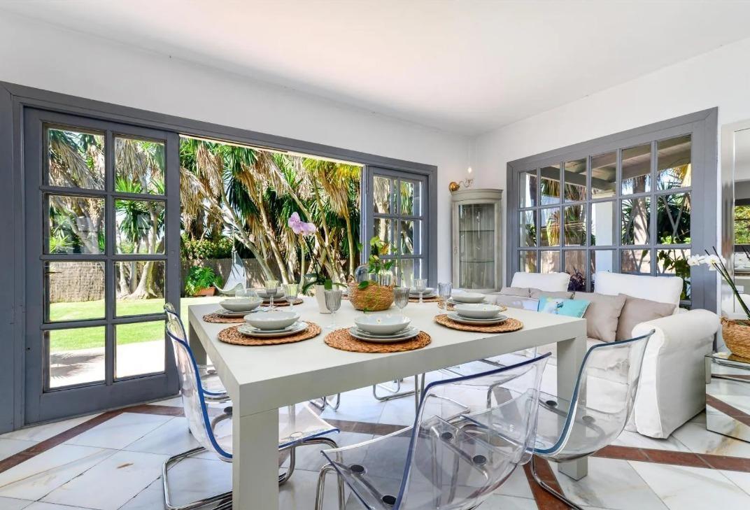 Casa de 5 Dormitorios y 4 Baños en alquiler en Nueva Milla de Oro, Estepona