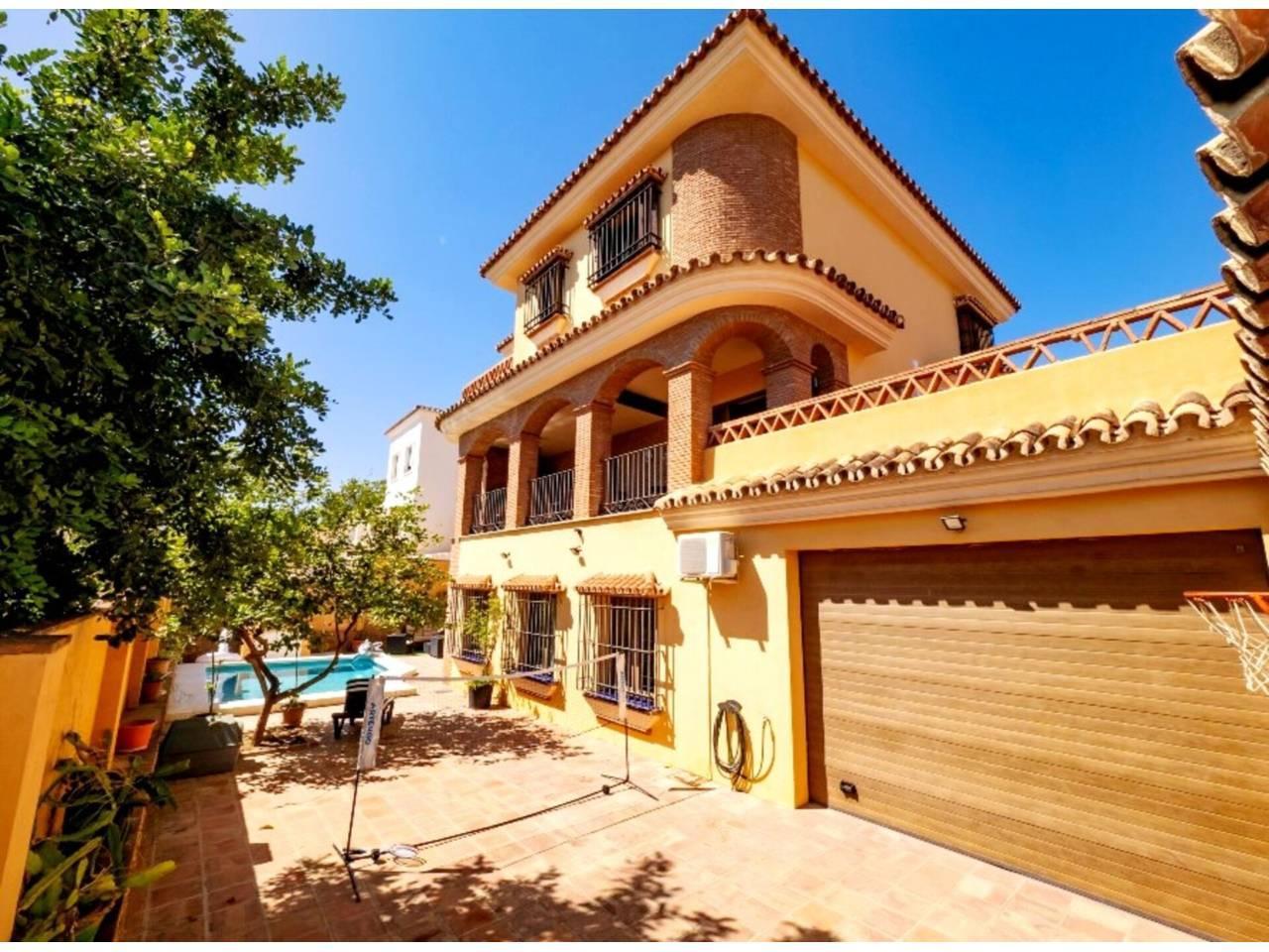 Casa de 5 Dormitorios y 4 Baños en venta en Benalmádena Costa