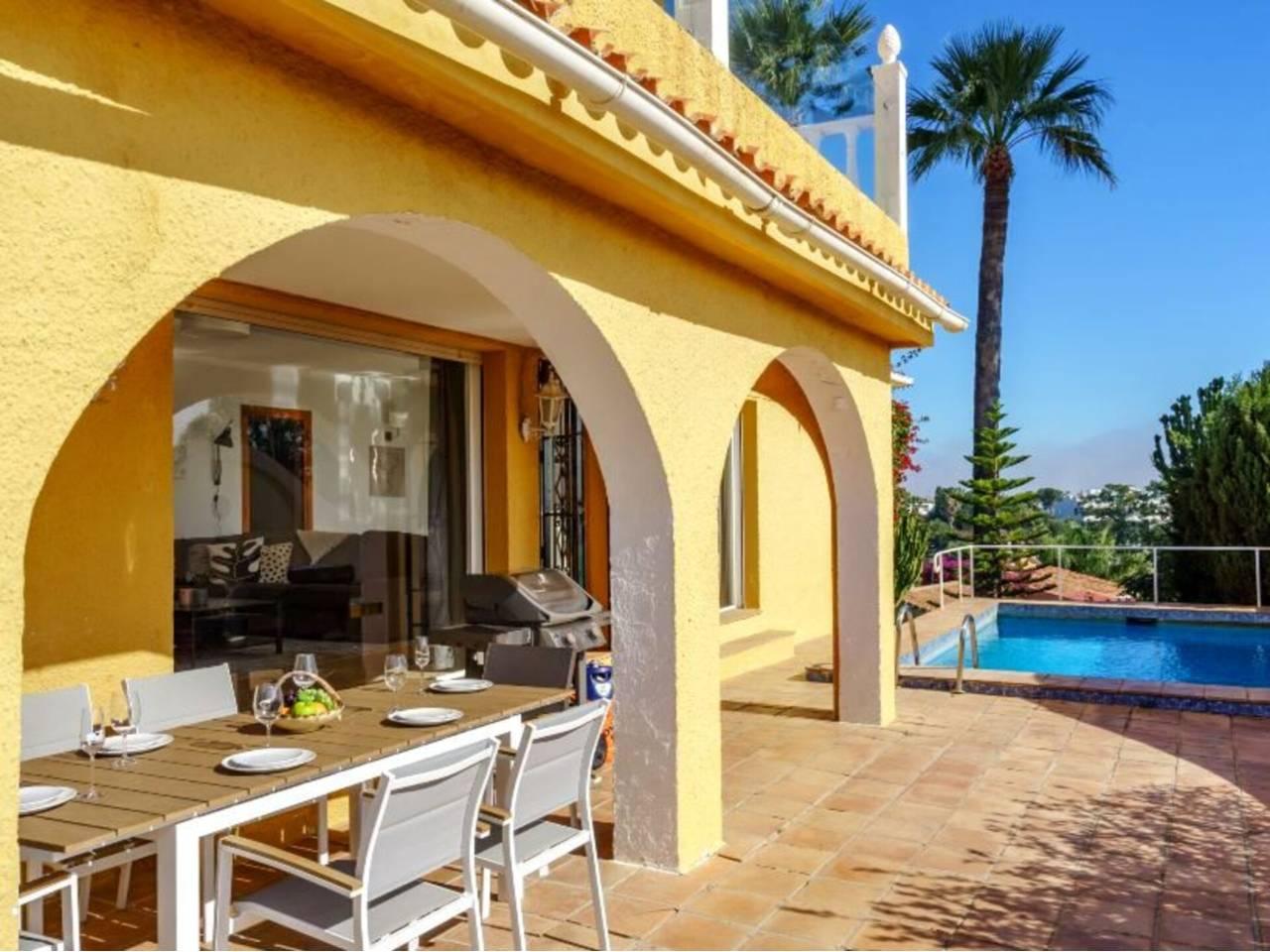4 спални, 2 бани - Редова къща за продажба в Nueva Andalucia, Marbella