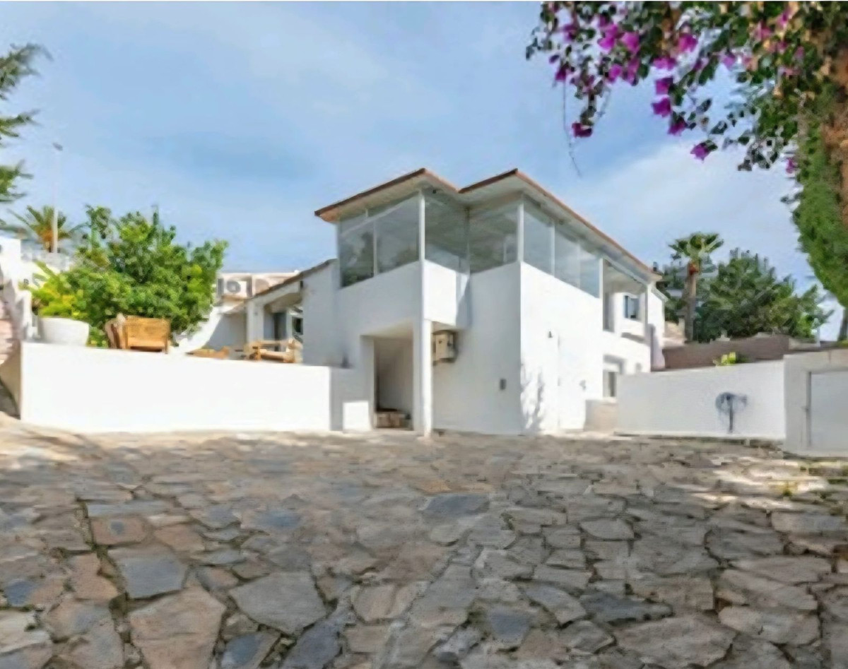Casa de 3 Dormitorios y 2 Baños en venta en Nueva Andalucía, Marbella
