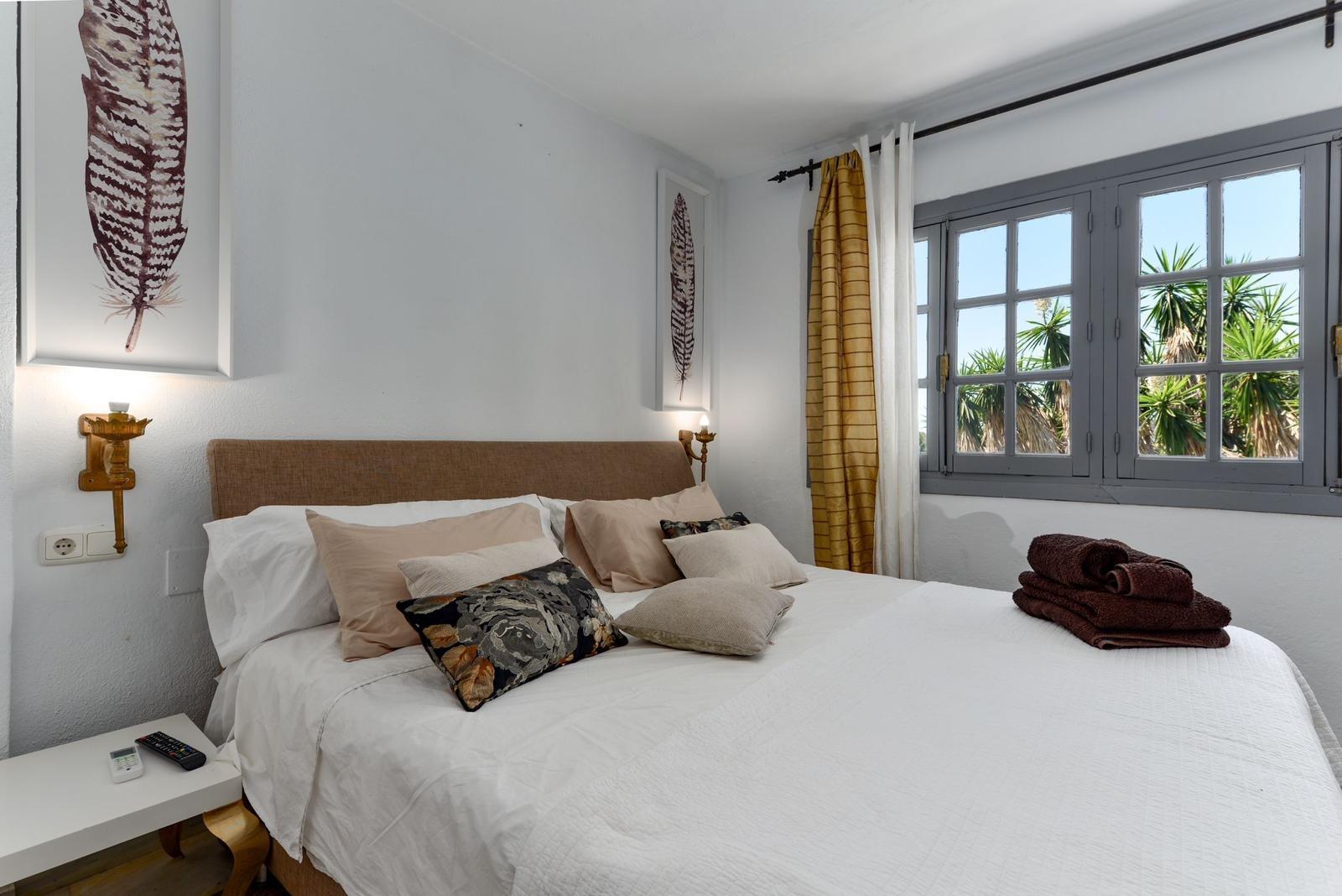 Casa de 5 Dormitorios y 4 Baños en alquiler en Nueva Milla de Oro, Estepona