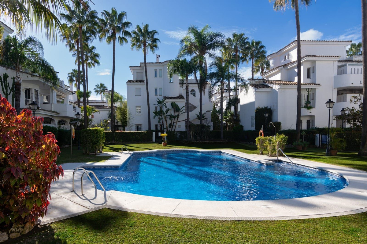 Casa Adosada de 3 Dormitorios en venta en Nueva Andalucía, Marbella
