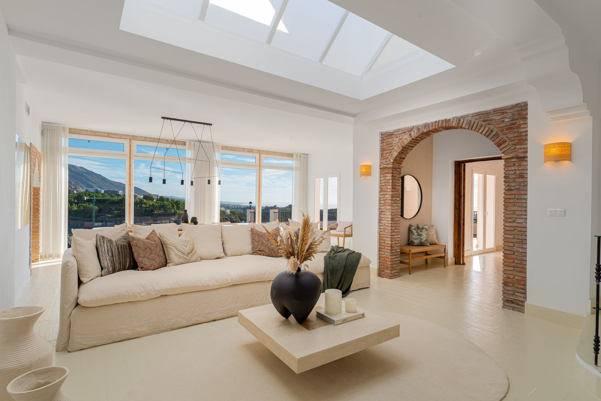 Casa de 6 Dormitorios en venta en El Madroñal, Benahavís