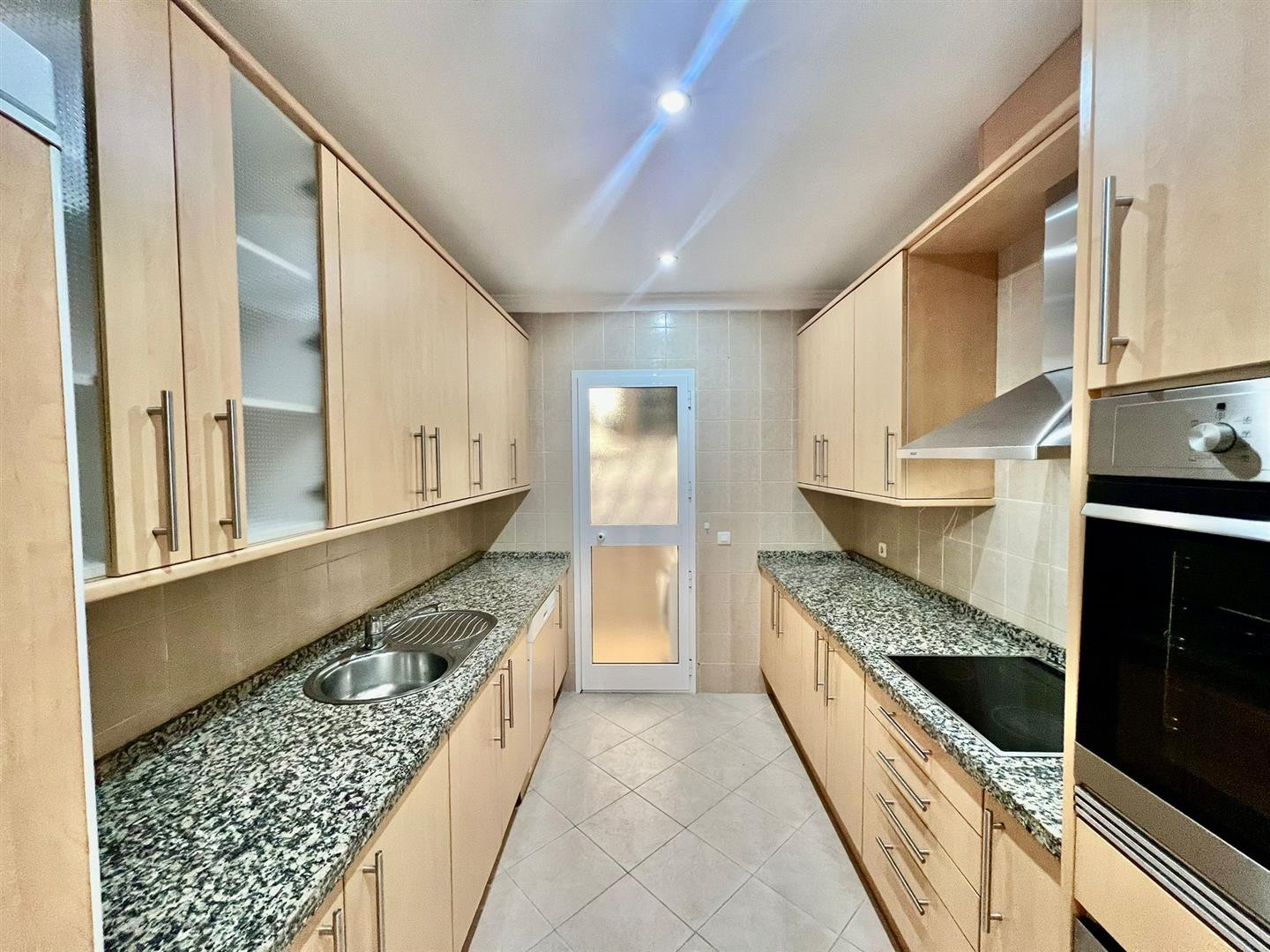 Piso de 2 Dormitorios y 2 Baños en venta en Elviria, Marbella