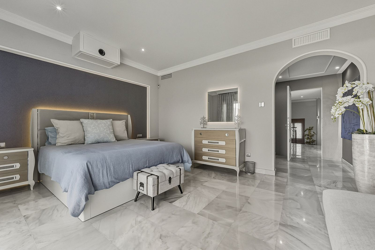 Casa de 5 Dormitorios en venta en Guadalmina Alta, San Pedro de Alcántara