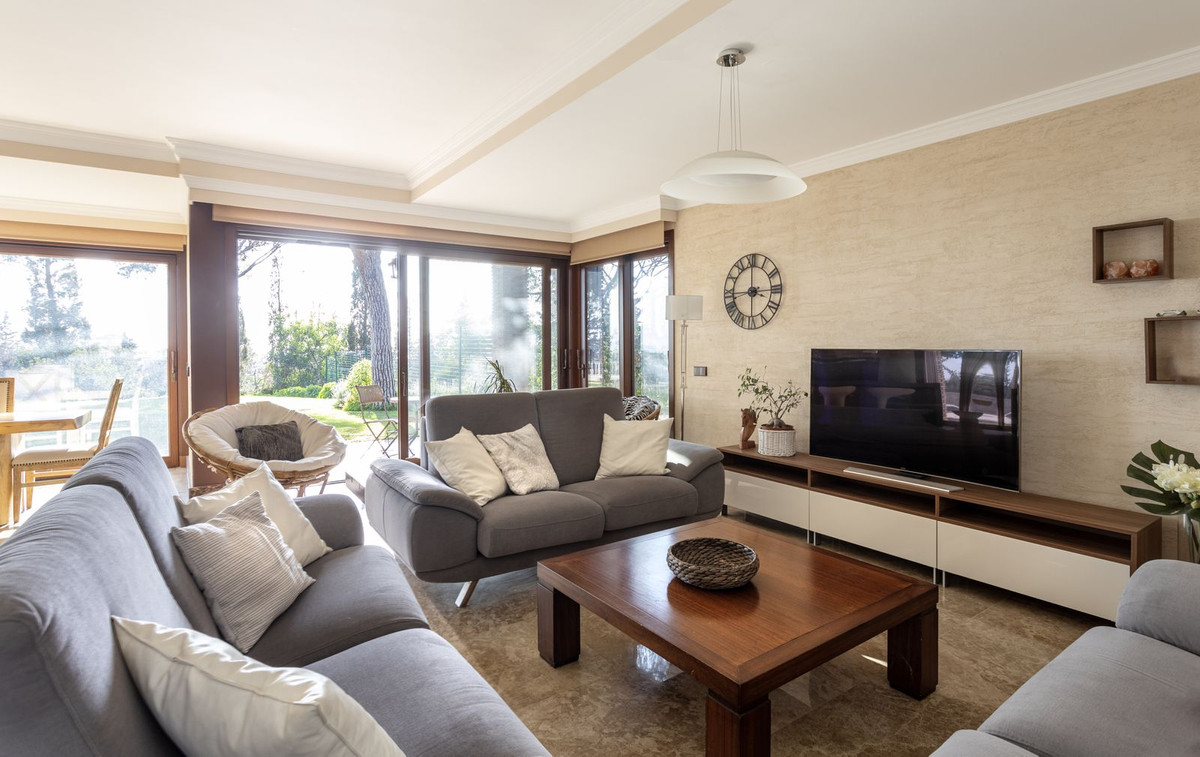 Casa de 6 Dormitorios y 4 Baños en venta en Elviria, Marbella