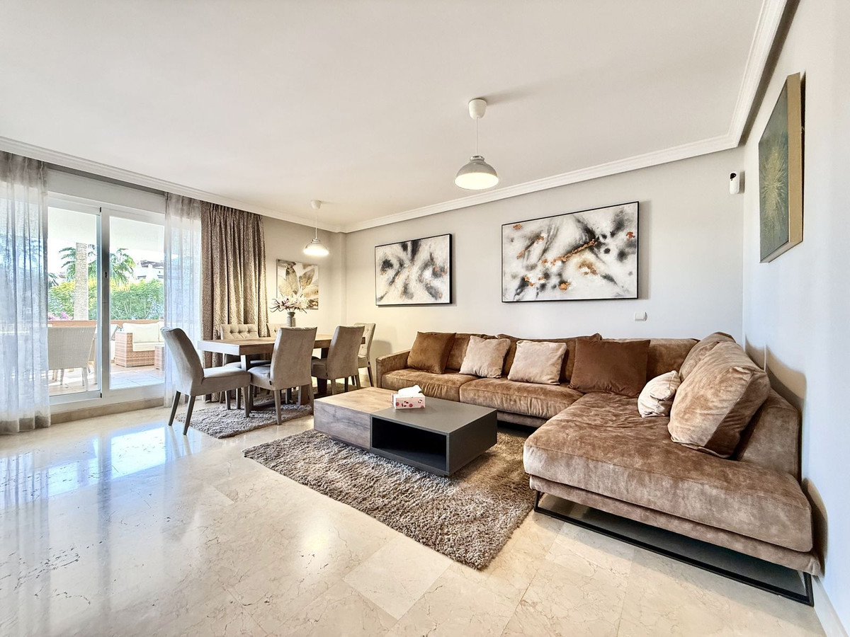Piso de 2 Dormitorios y 2 Baños en alquiler en Nueva Milla de Oro, Estepona
