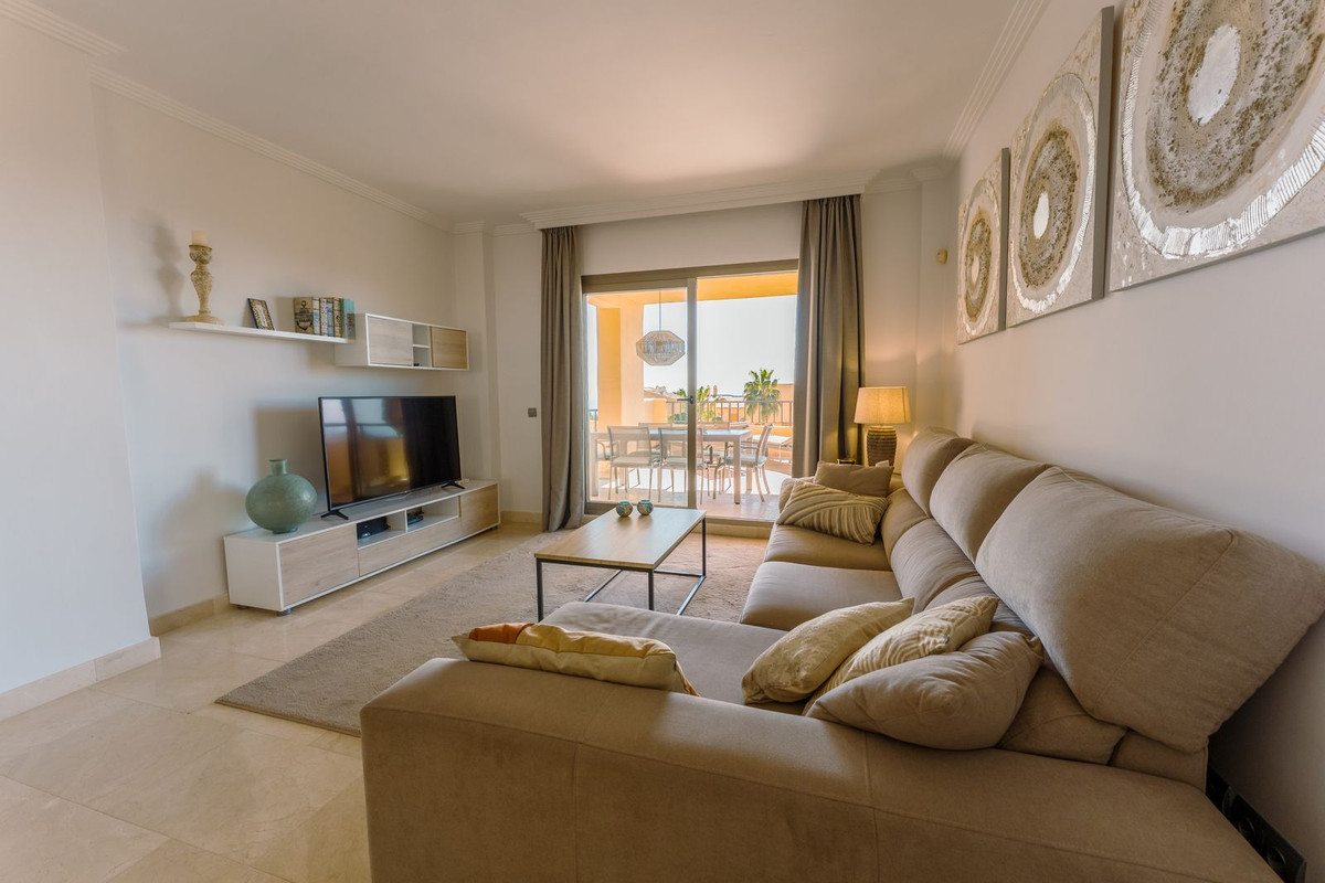 Piso de 2 Dormitorios y 2 Baños en venta en Atalaya, Estepona