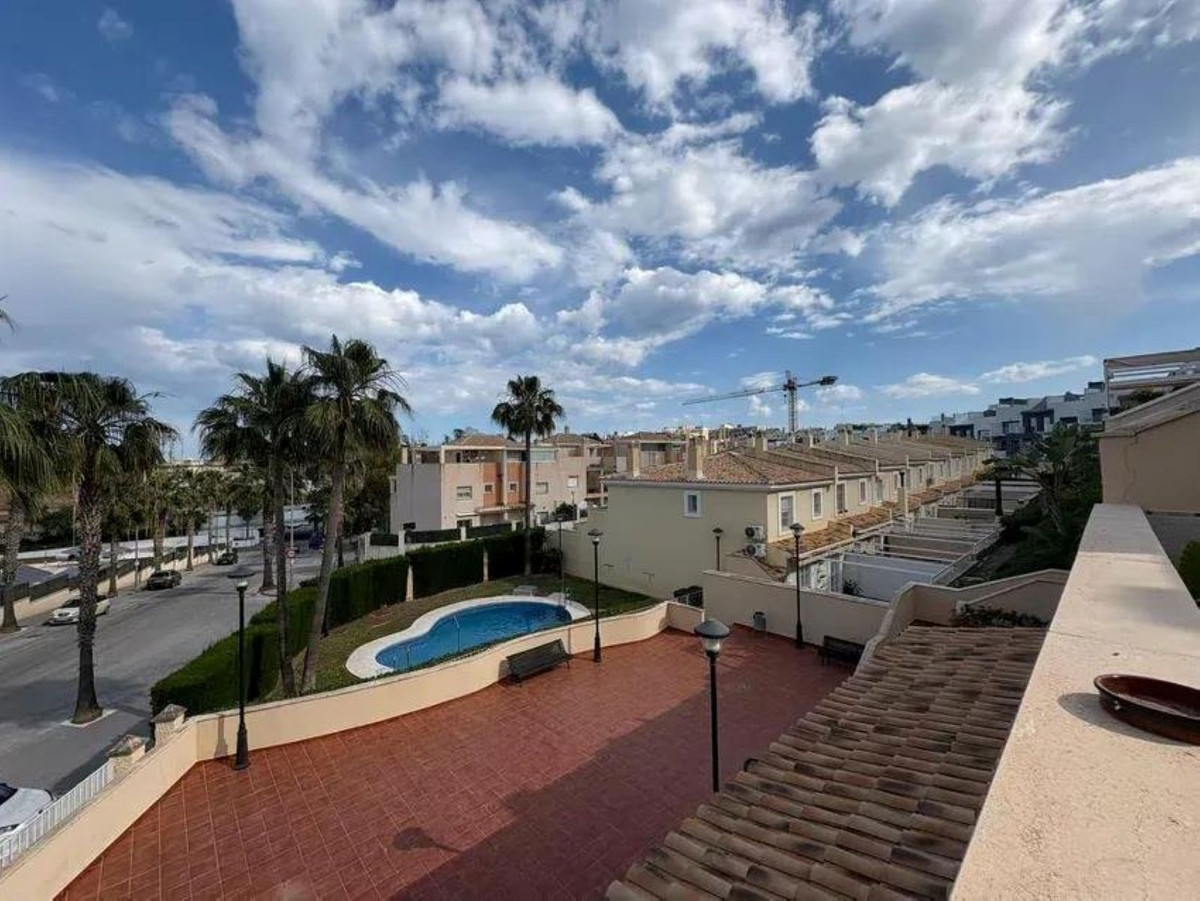 Casa Adosada de 4 Dormitorios en venta en Torremolinos