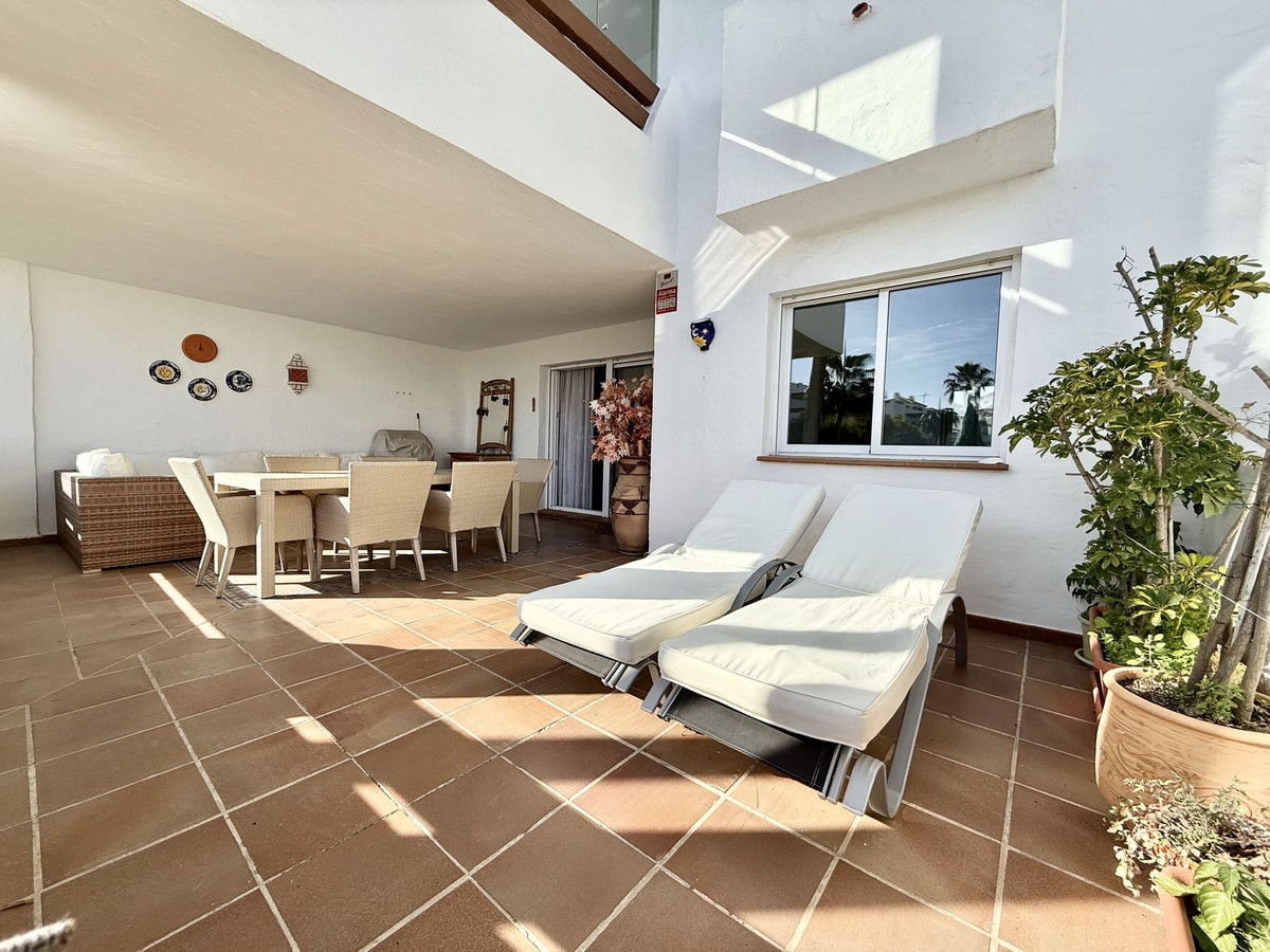 Piso de 2 Dormitorios y 2 Baños en alquiler en Nueva Milla de Oro, Estepona