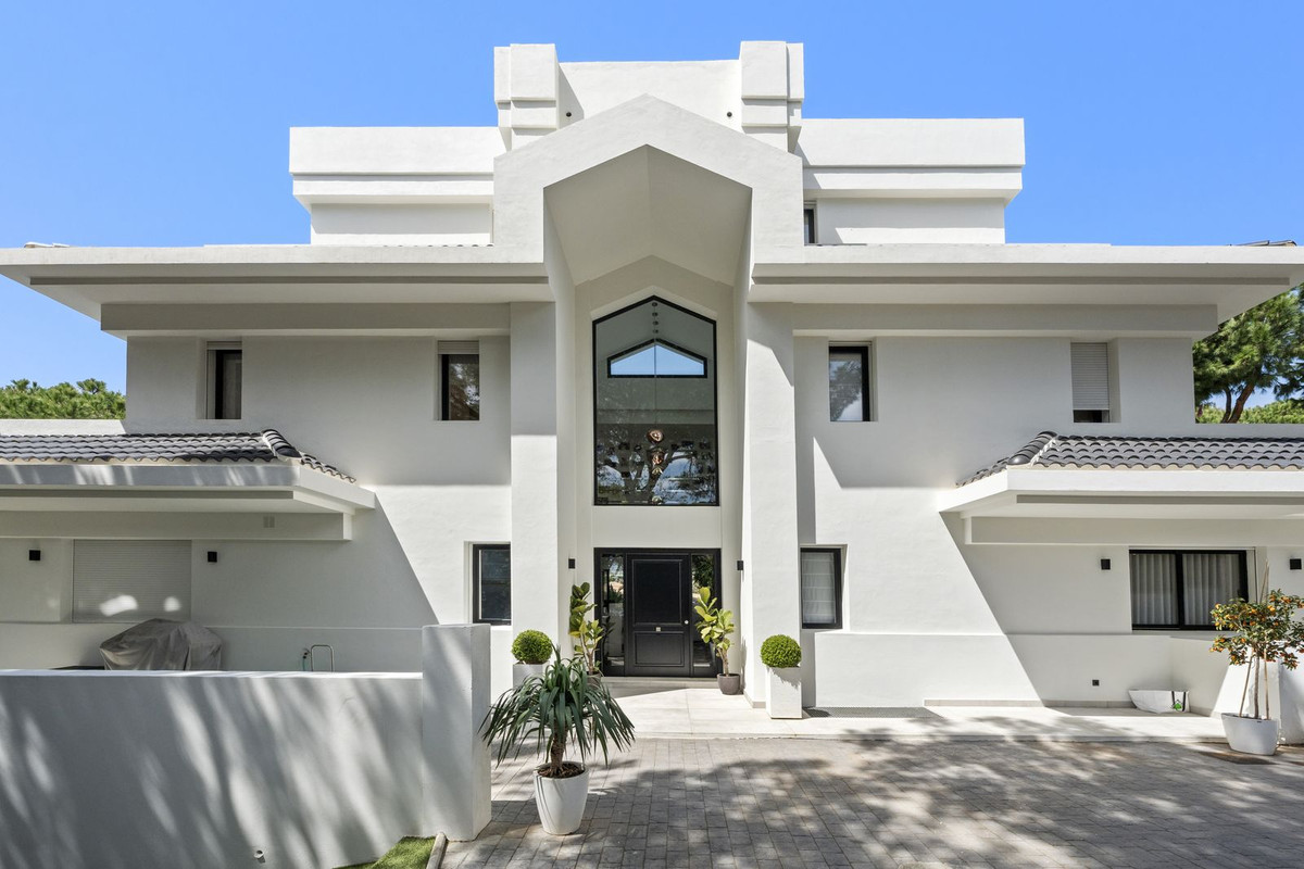 Casa de 6 Dormitorios en venta en Las Chapas, Marbella