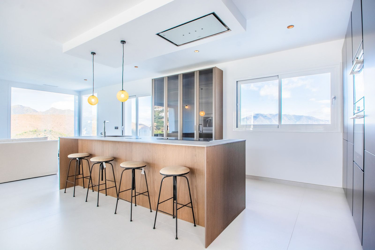 Casa de 4 Dormitorios en venta en La Mairena, Marbella