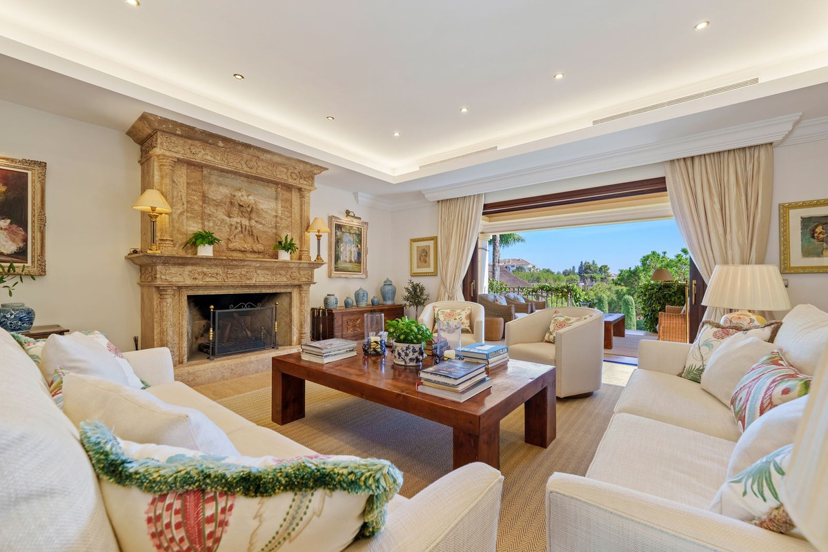 6 Bed - Villa for Sale in Marbella Golden Mile