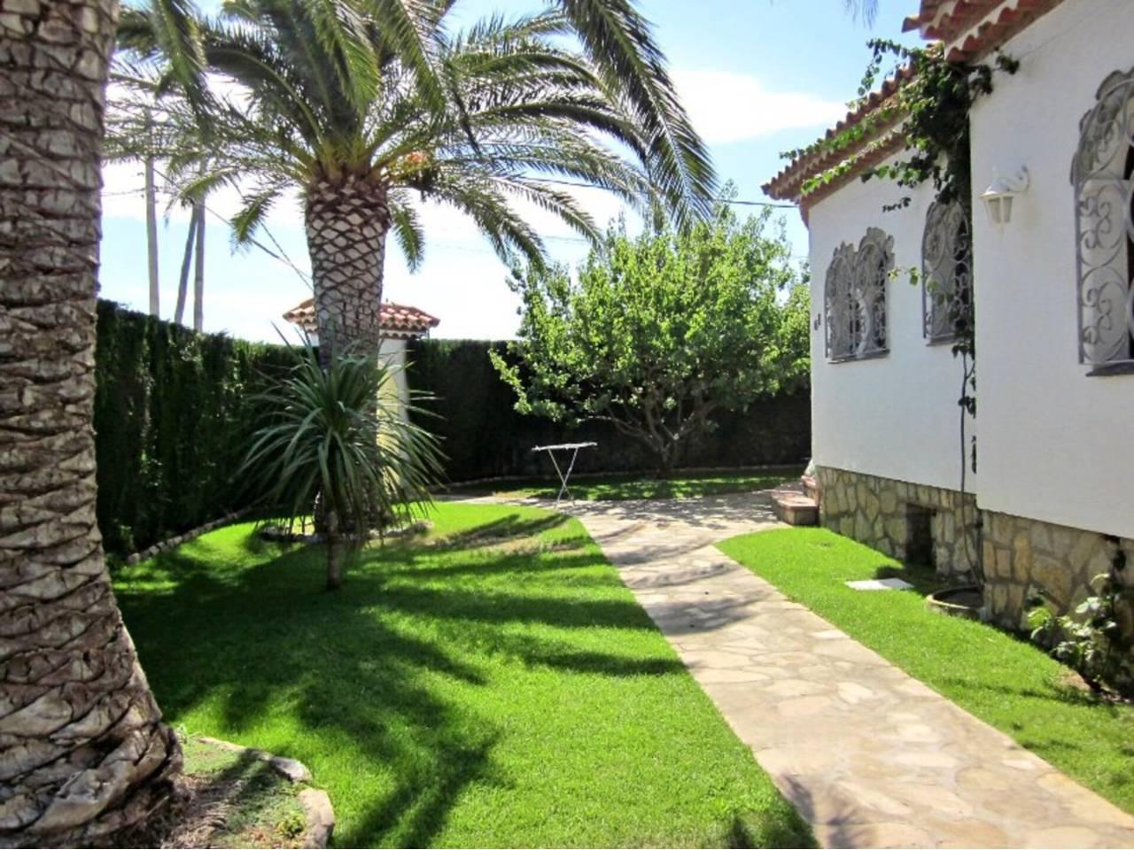 Casa Adosada de 5 Dormitorios y 3 Baños en venta en Mont-Roig del Camp