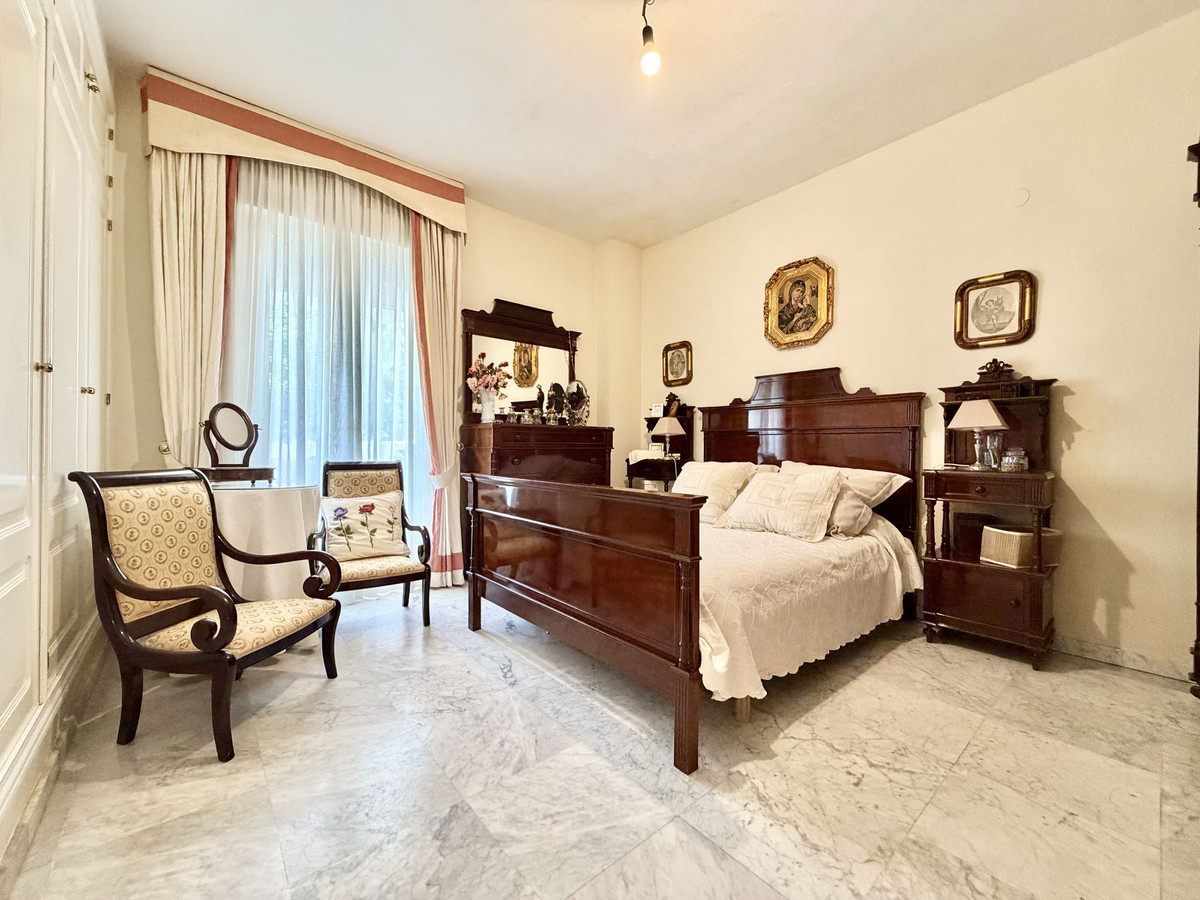 Piso de 4 Dormitorios y 2 Baños en venta en Milla de Oro, Marbella