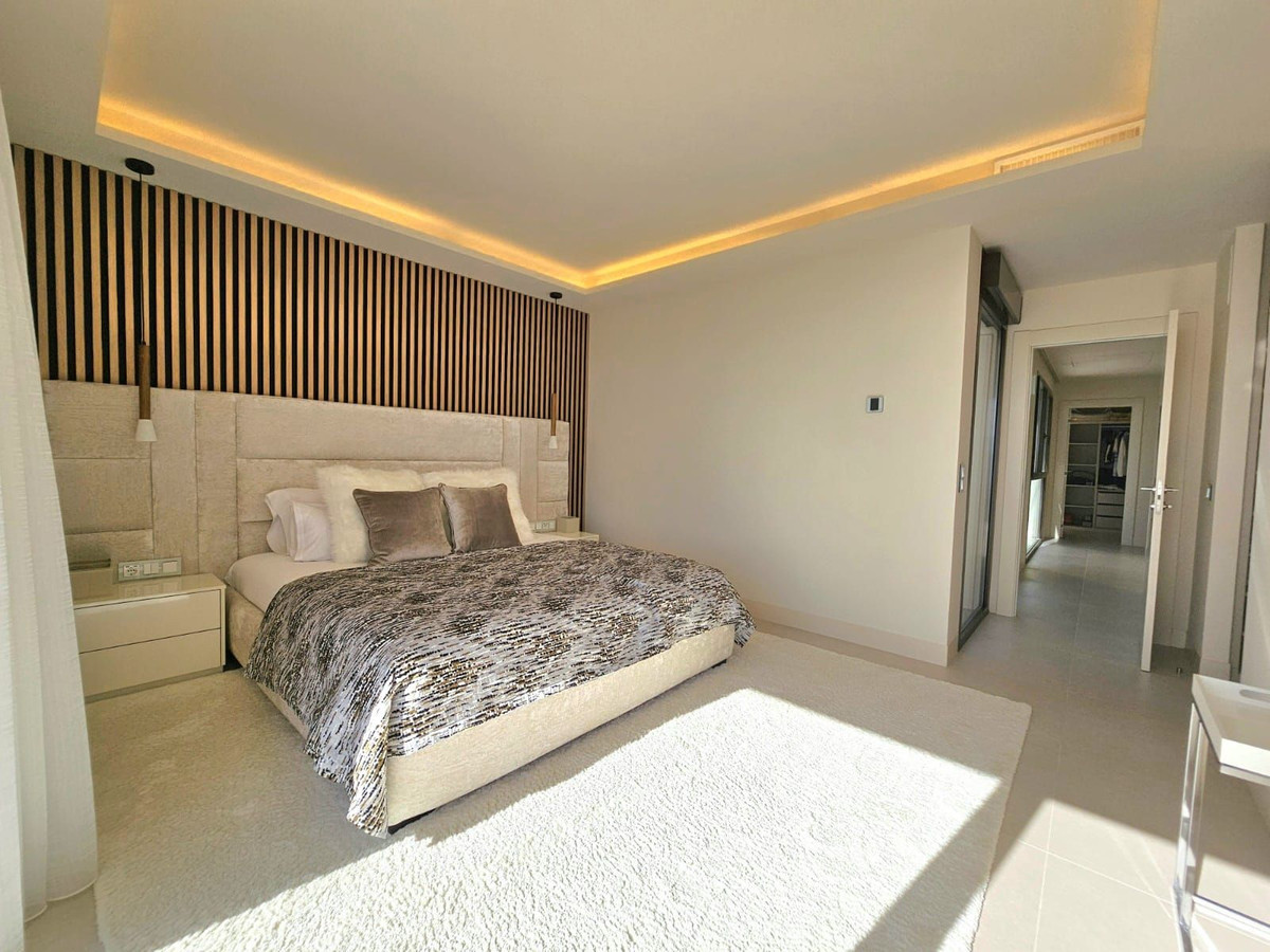 Casa Adosada de 4 Dormitorios en venta en Nueva Milla de Oro, Estepona