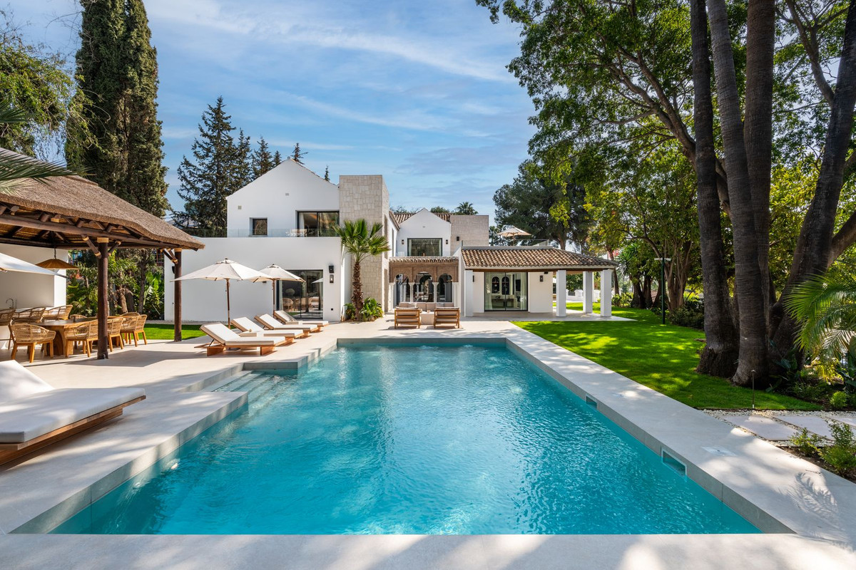Casa de 5 Dormitorios en alquiler vacacional en Nueva Andalucía, Marbella