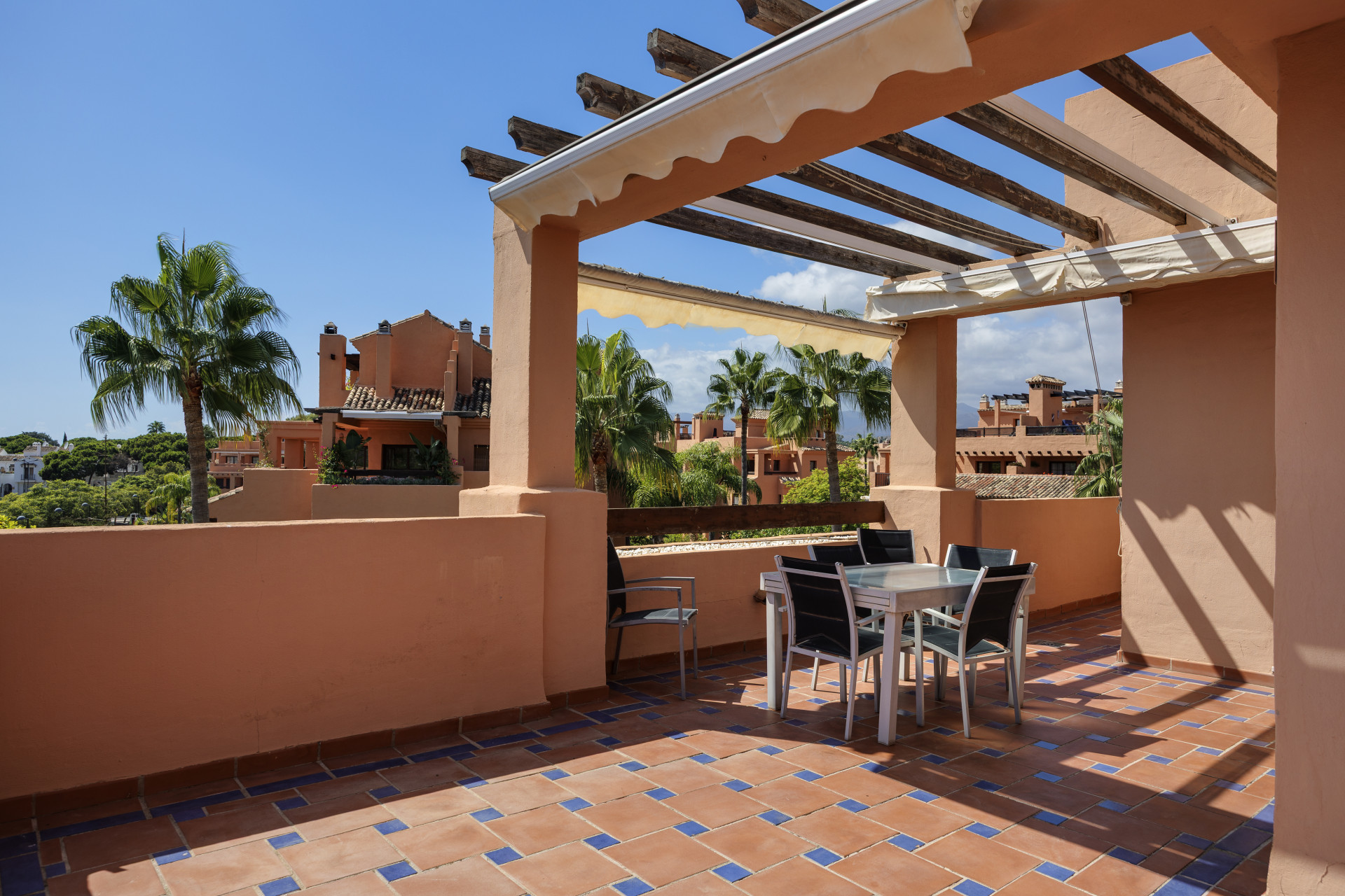 Ático de 5 Dormitorios y 4 Baños en venta en Estepona