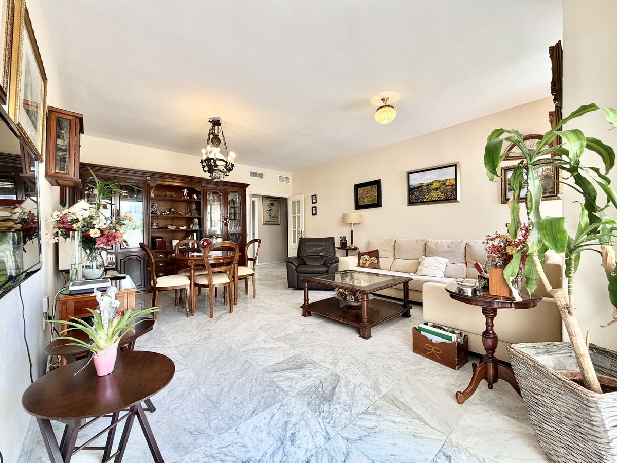Piso de 4 Dormitorios y 2 Baños en venta en Milla de Oro, Marbella