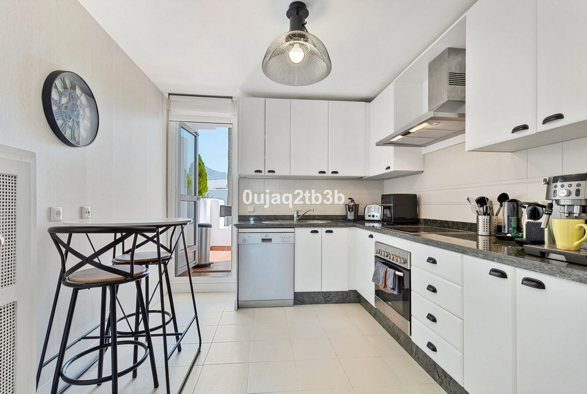 Piso de 2 Dormitorios y 2 Baños en venta en Nueva Andalucía, Marbella