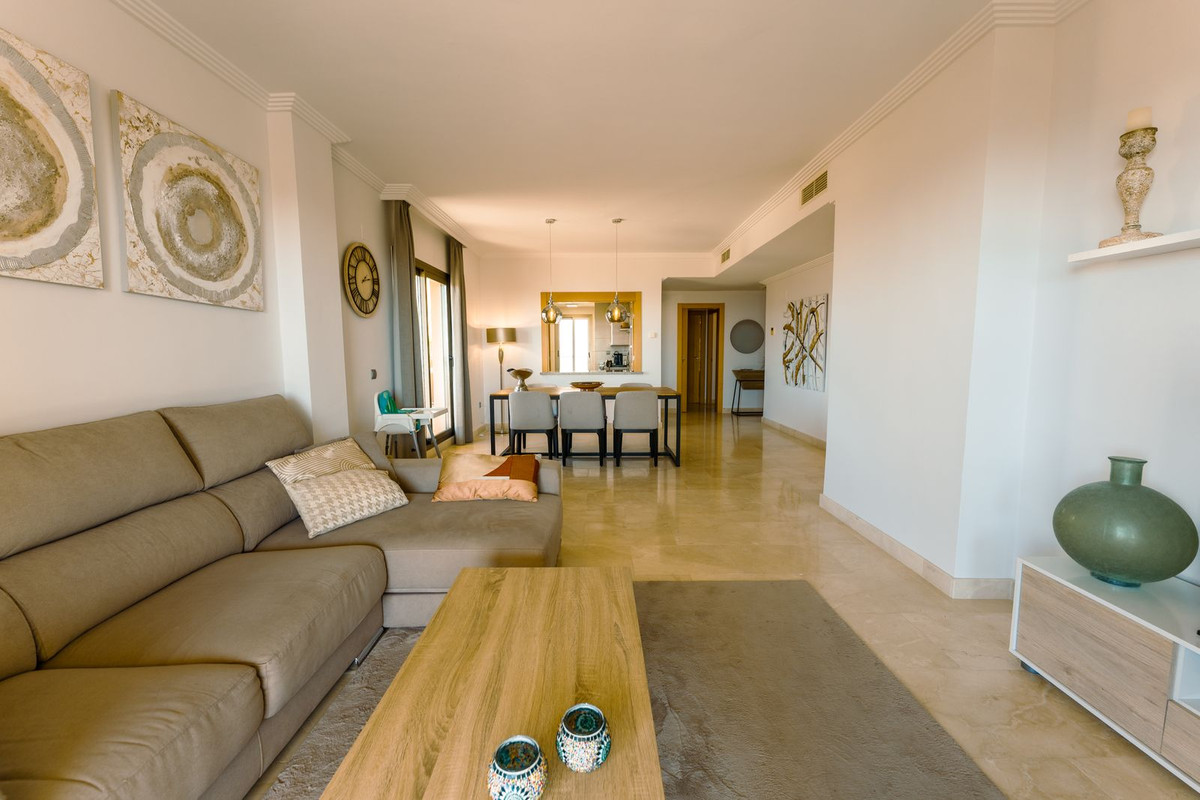 Piso de 2 Dormitorios y 2 Baños en venta en Atalaya, Estepona