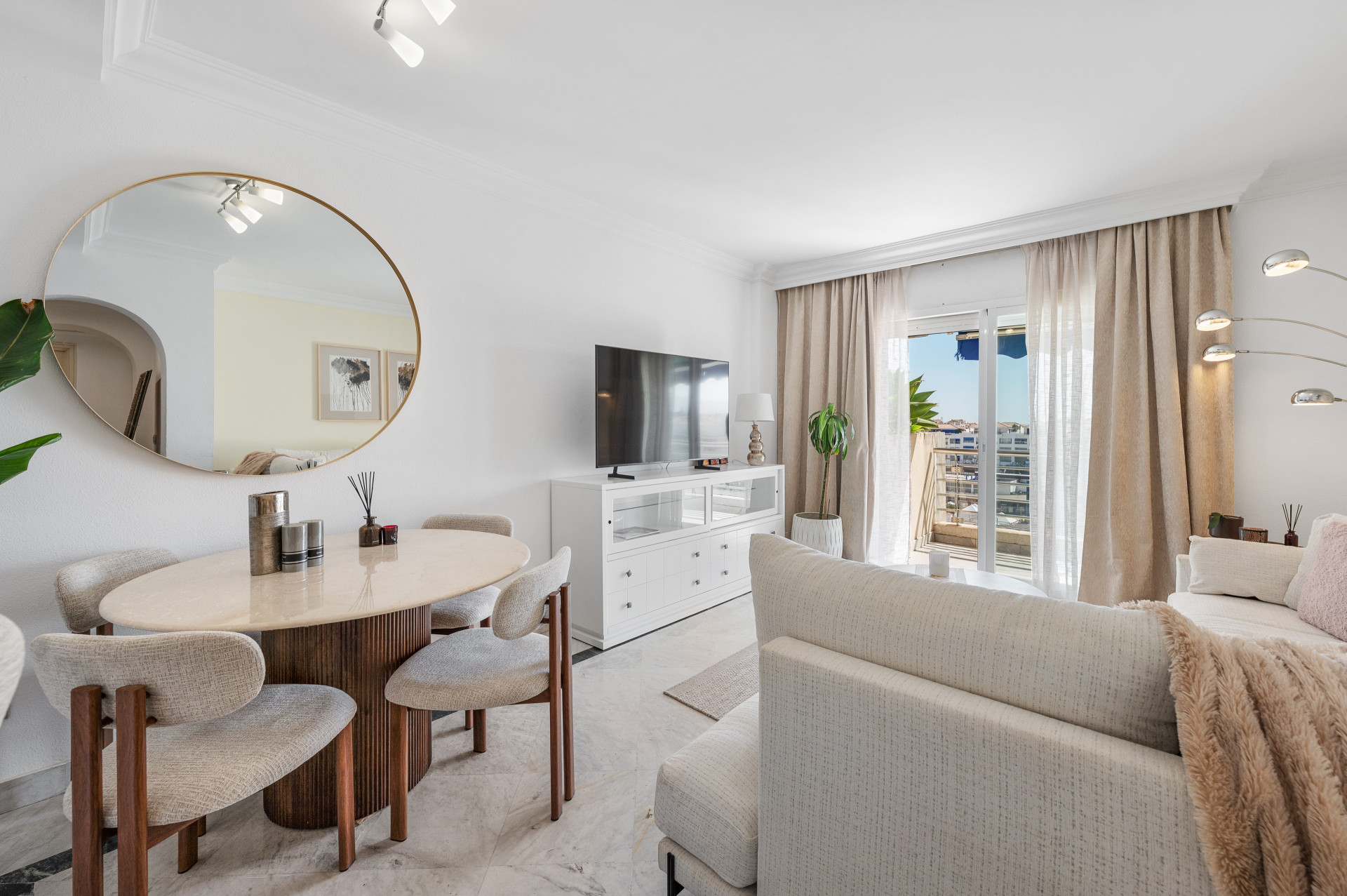 Piso de 2 Dormitorios y 2 Baños en venta en Puerto Banús, Marbella