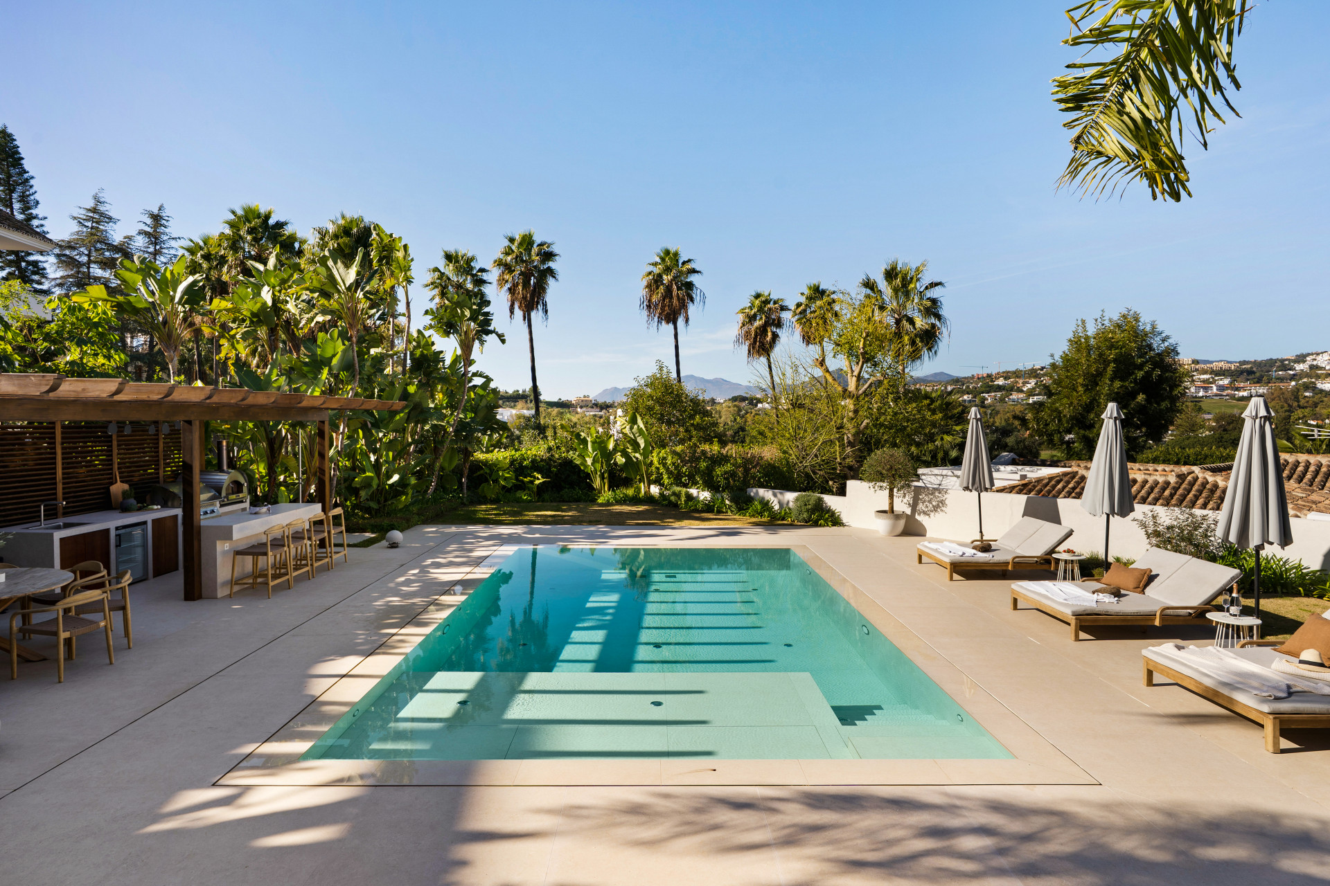 Casa de 6 Dormitorios y 6 Baños en venta en Nueva Andalucía, Marbella