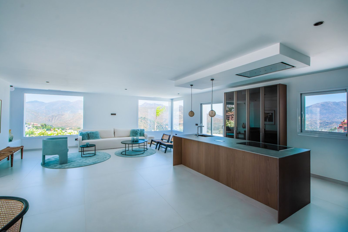 Casa de 4 Dormitorios en venta en La Mairena, Marbella