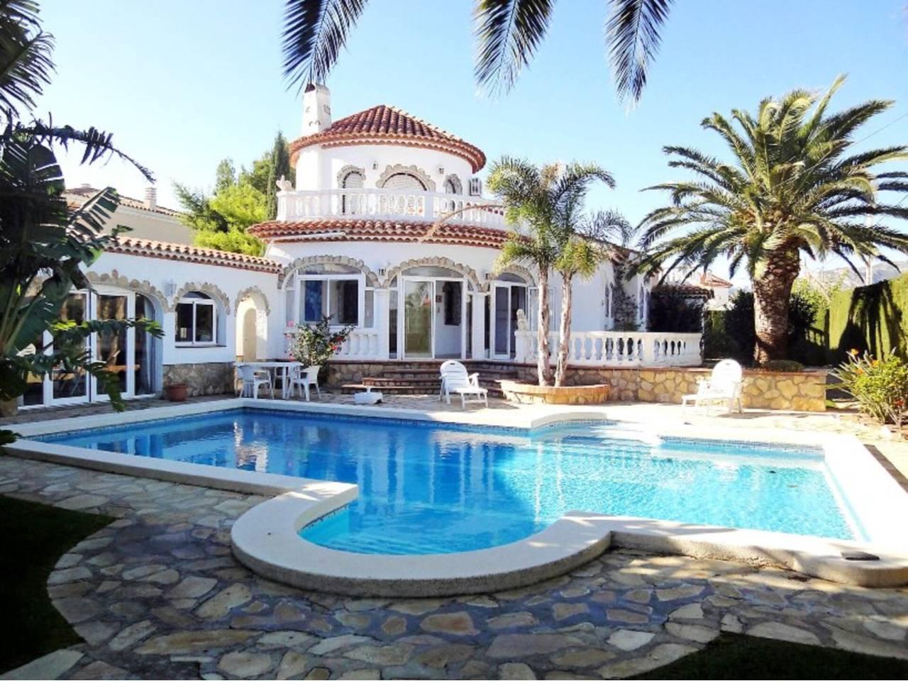 Casa Adosada de 5 Dormitorios y 3 Baños en venta en Mont-Roig del Camp