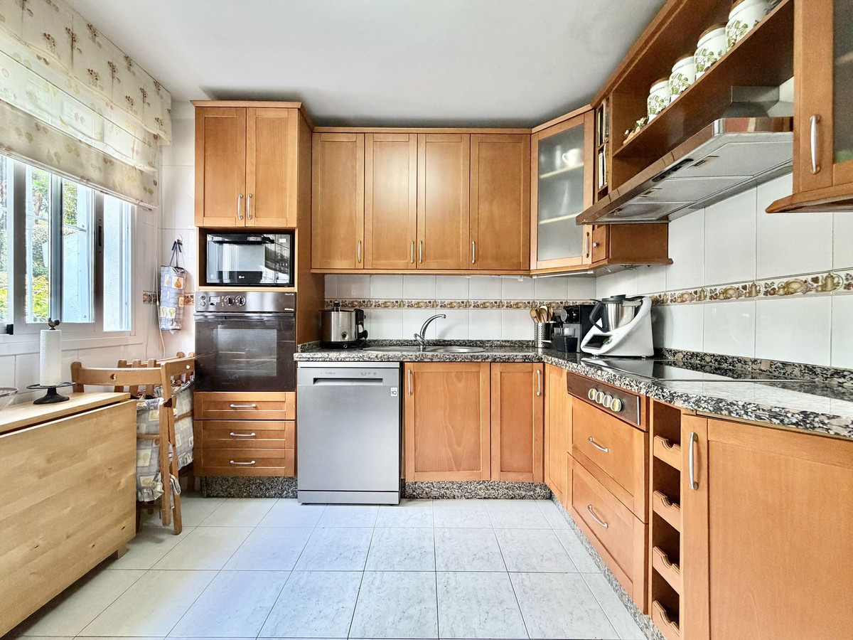 Piso de 4 Dormitorios y 2 Baños en venta en Milla de Oro, Marbella
