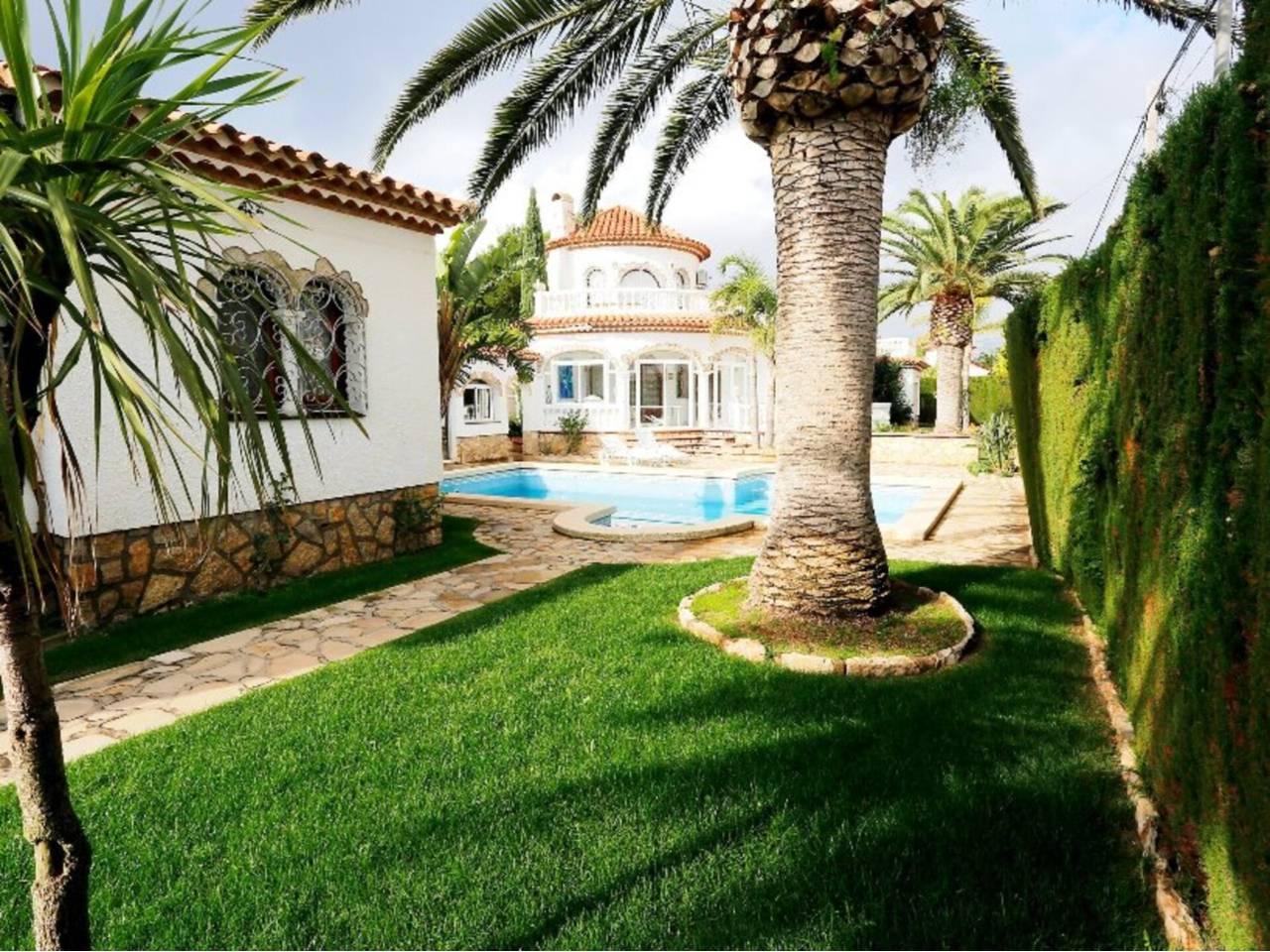 Casa Adosada de 5 Dormitorios y 3 Baños en venta en Mont-Roig del Camp