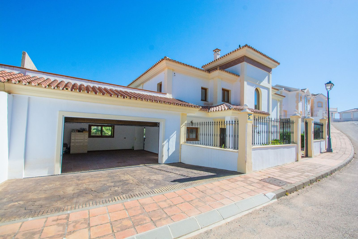 Casa de 5 Dormitorios y 4 Baños en venta en Mijas