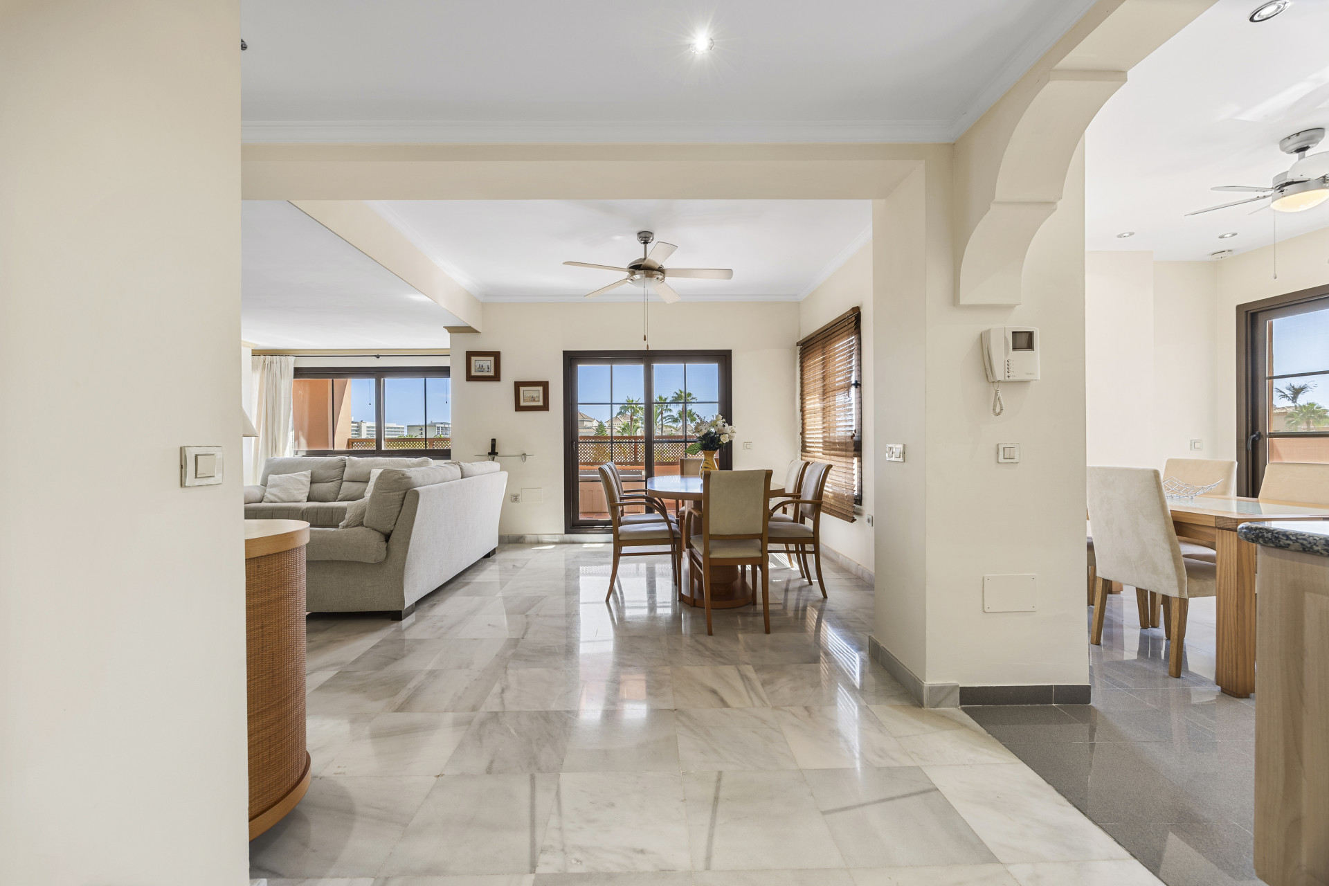 Ático de 5 Dormitorios y 4 Baños en venta en Estepona