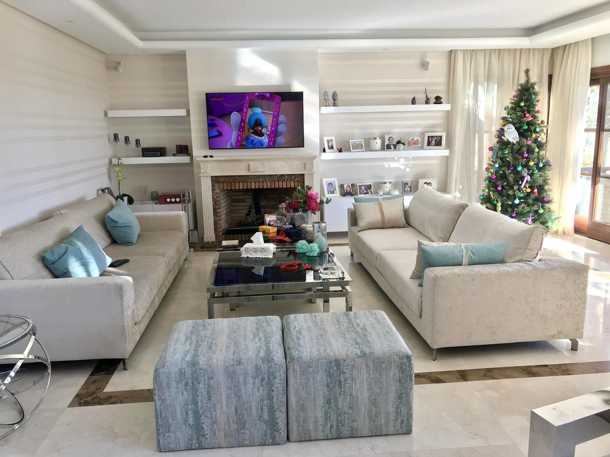 Casa de 6 Dormitorios y 6 Baños en venta en Milla de Oro, Marbella