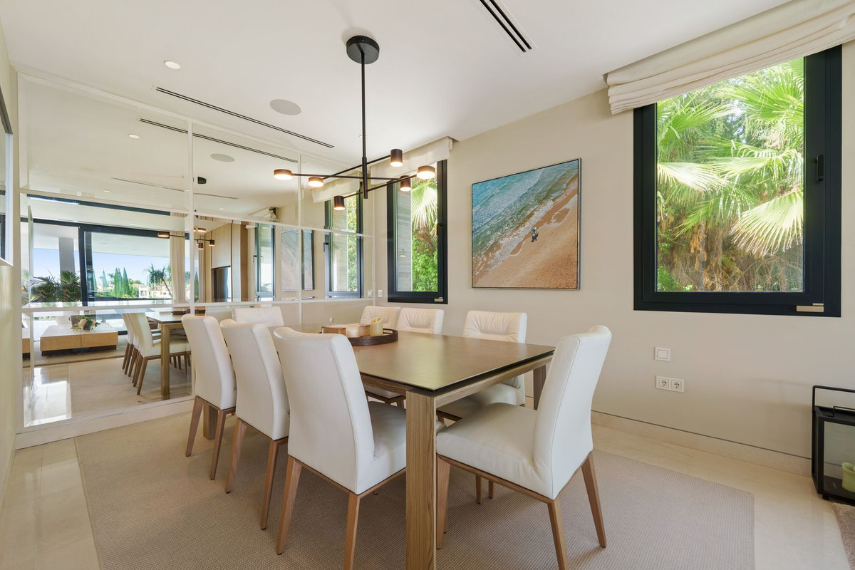 Casa de 5 Dormitorios y 6 Baños en venta en Nueva Andalucía, Marbella