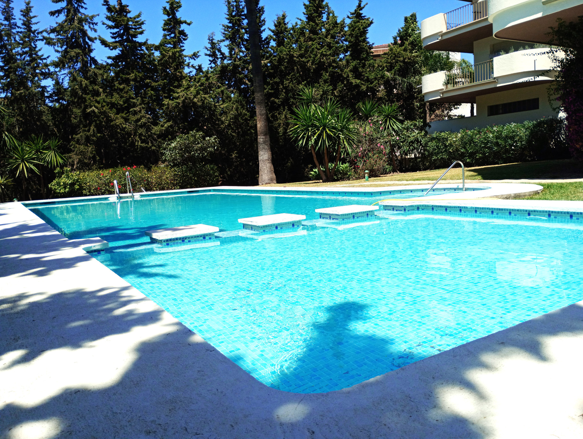 Piso de 2 Dormitorios y 1 Baño en venta en Nueva Andalucía, Marbella