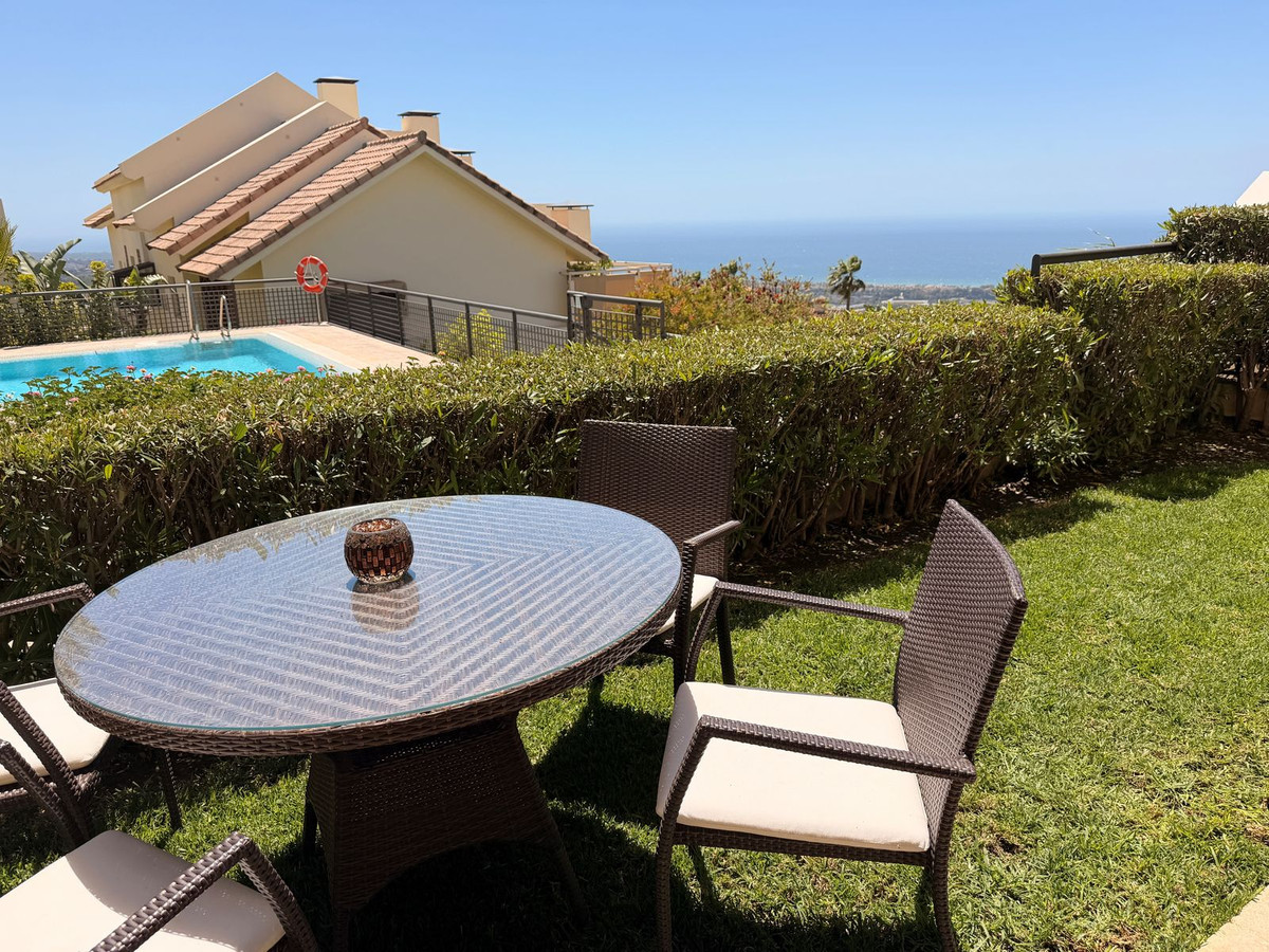 Piso de 2 Dormitorios y 2 Baños en venta en Los Monteros, Marbella