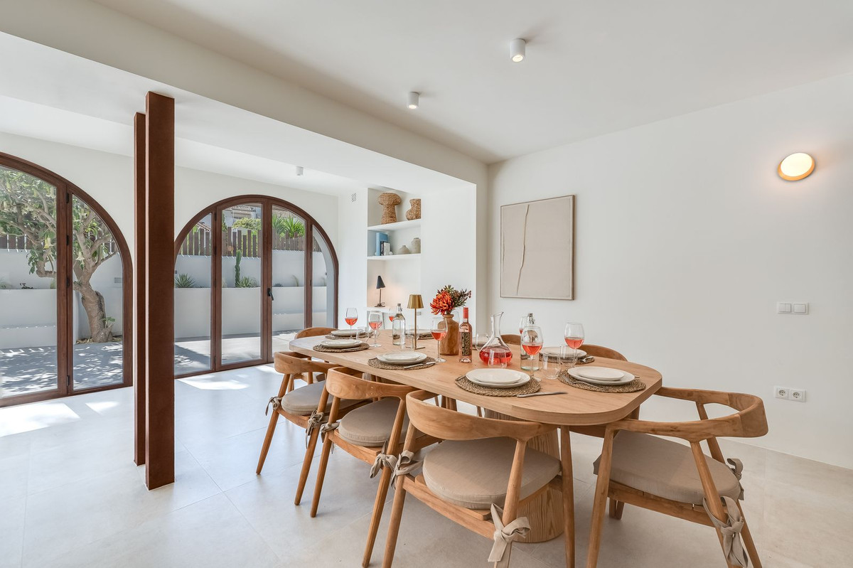 4 Bed - Villa for Sale in Nueva Andalucia, Marbella